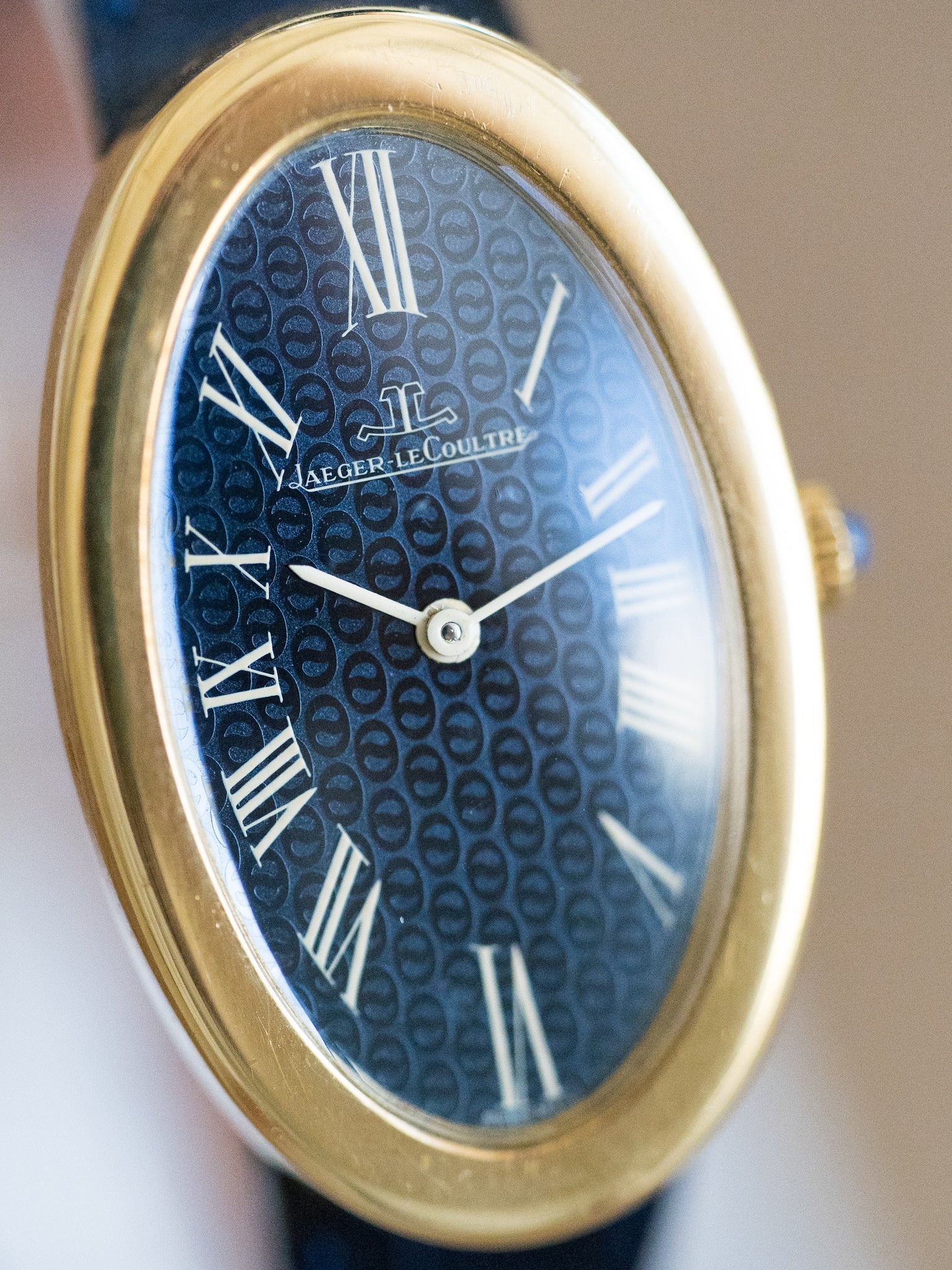 Jaeger-LeCoultre - 9113 Baignoire Or 18k Bleu tapissé - 1970s - Atelier Victor Paris - Vintage Watch Shop Dubai
