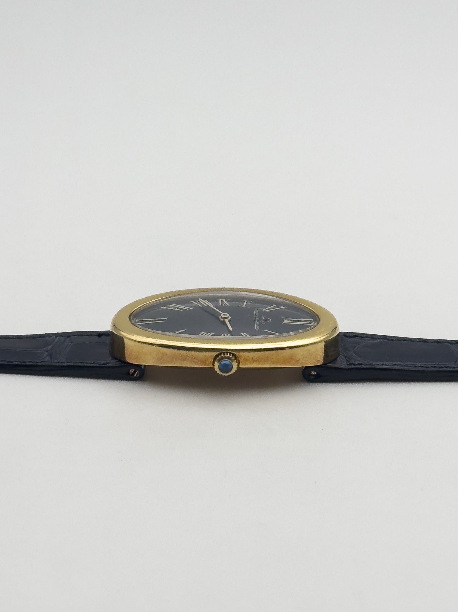 Jaeger-LeCoultre - 9113 Baignoire Or 18k Bleu tapissé - 1970s - Atelier Victor Paris - Vintage Watch Shop Dubai
