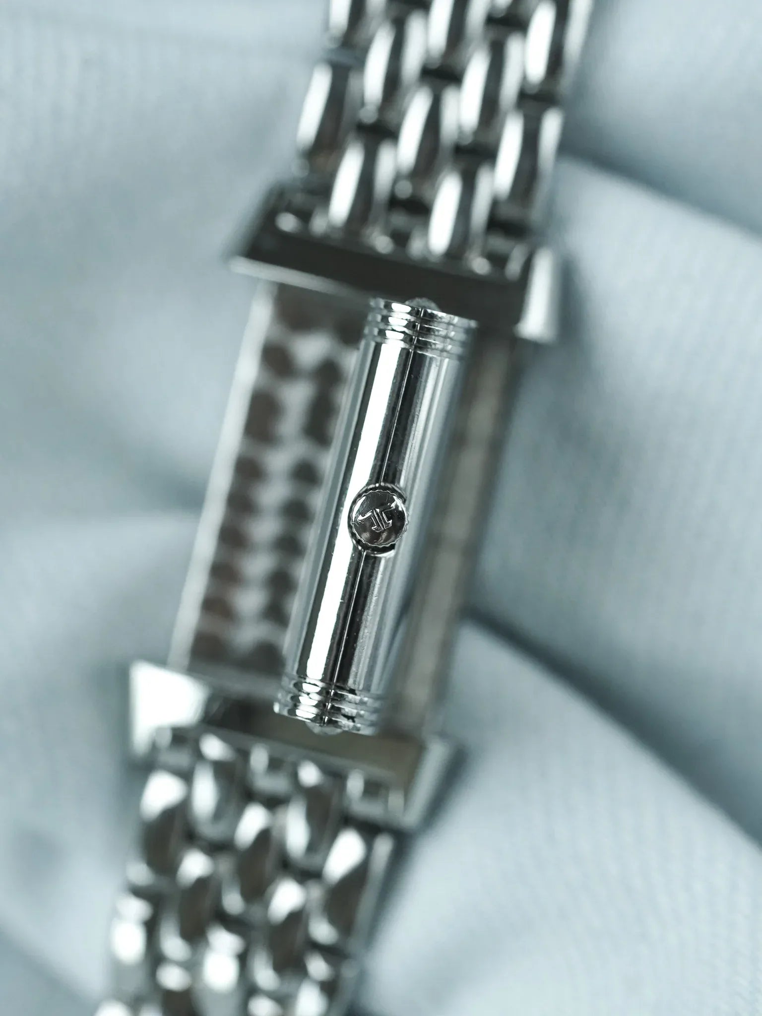 Jaeger-LeCoultre - Reverso 260.8.08 steel 20x33mm ultra-thin quartz - 1990s 