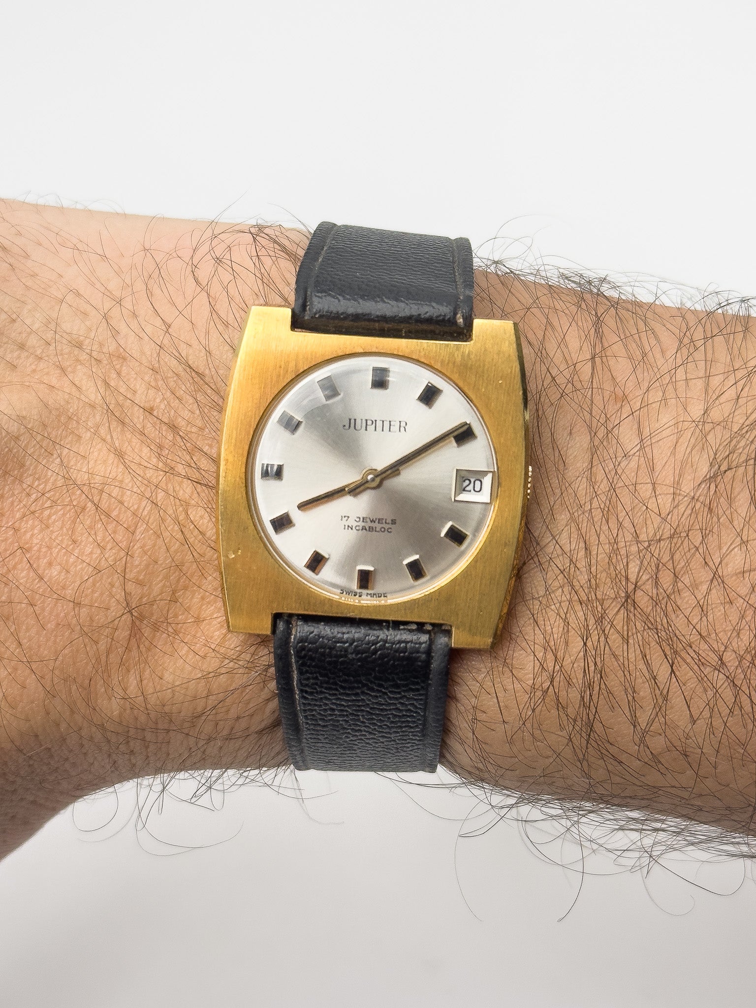 Jupiter - Tonneau Élargie Plaqué or - 1980s - Atelier Victor Paris - Vintage Watch Shop Dubai