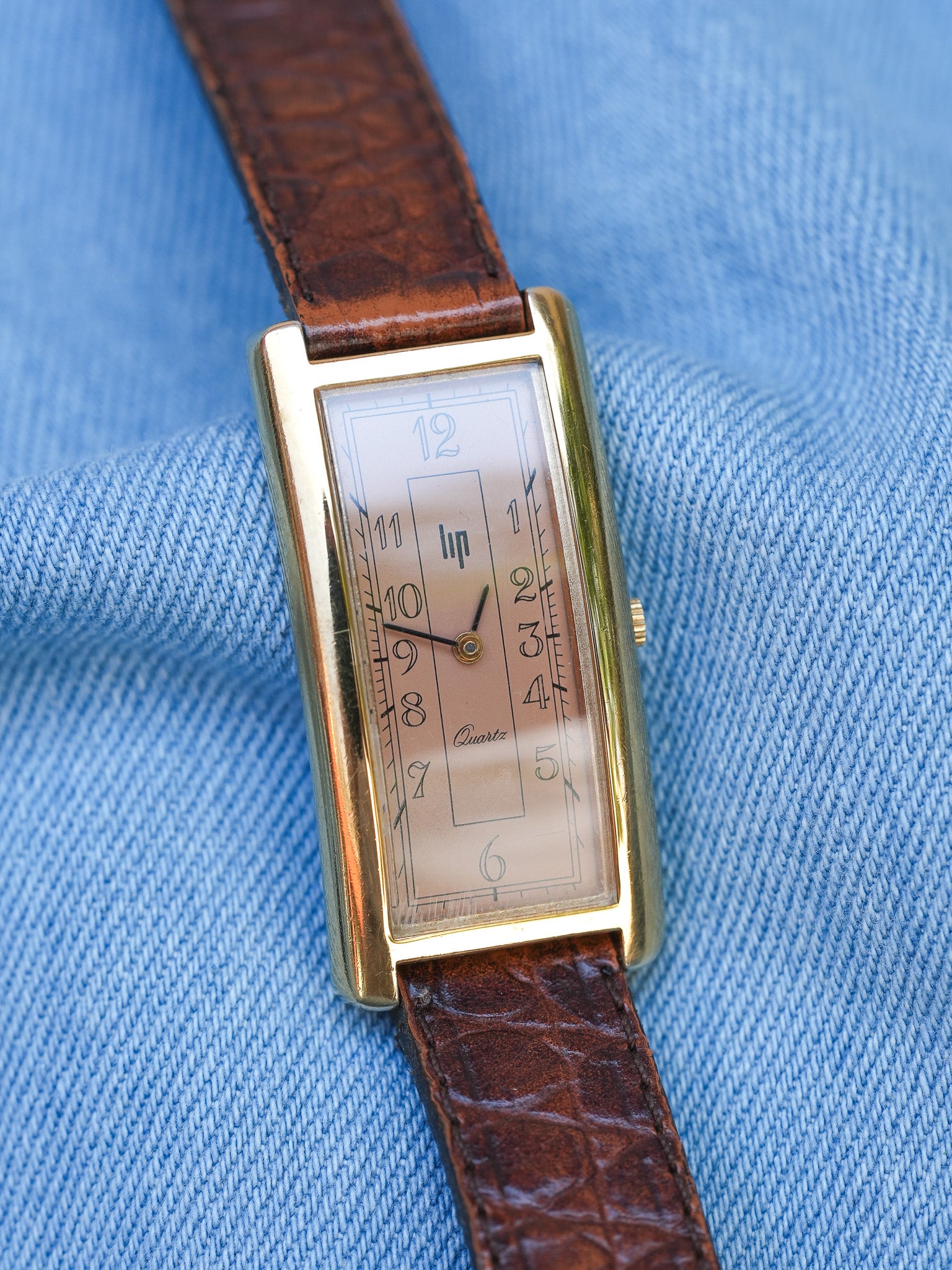 Lip - Tank Allongée Arrondie Saumon Plaqué or - 1990s - Atelier Victor - Vintage Watch Shop
