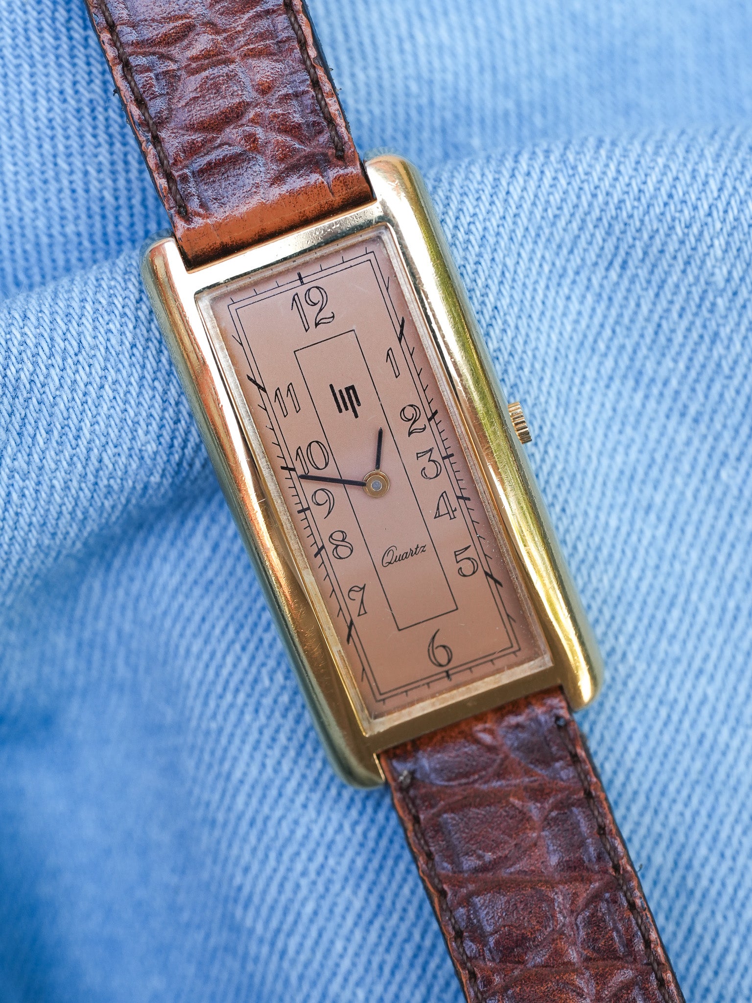 Lip - Tank Allongée Arrondie Saumon Plaqué or - 1990s - Atelier Victor - Vintage Watch Shop