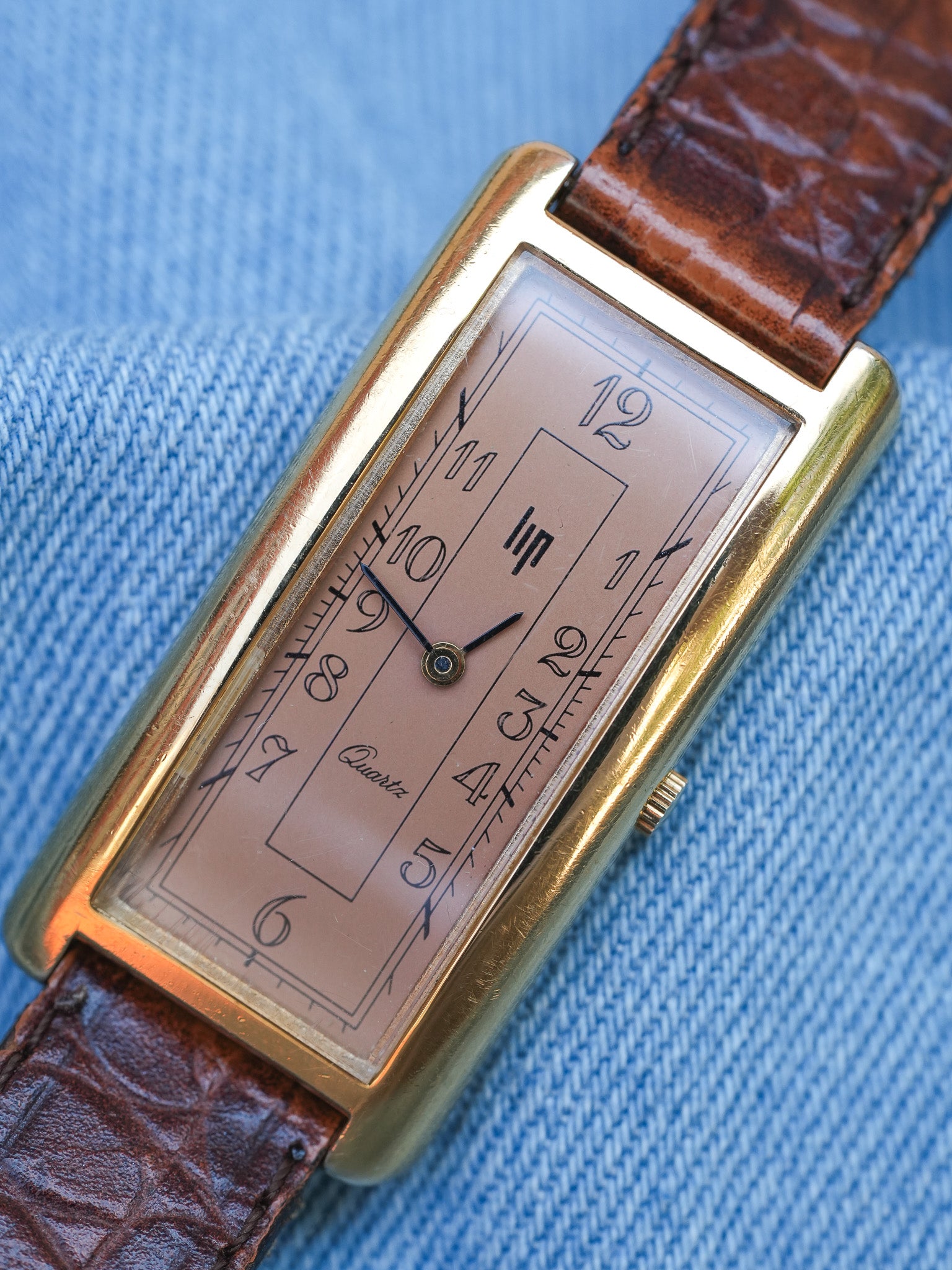 Lip - Tank Allongée Arrondie Saumon Plaqué or - 1990s - Atelier Victor - Vintage Watch Shop