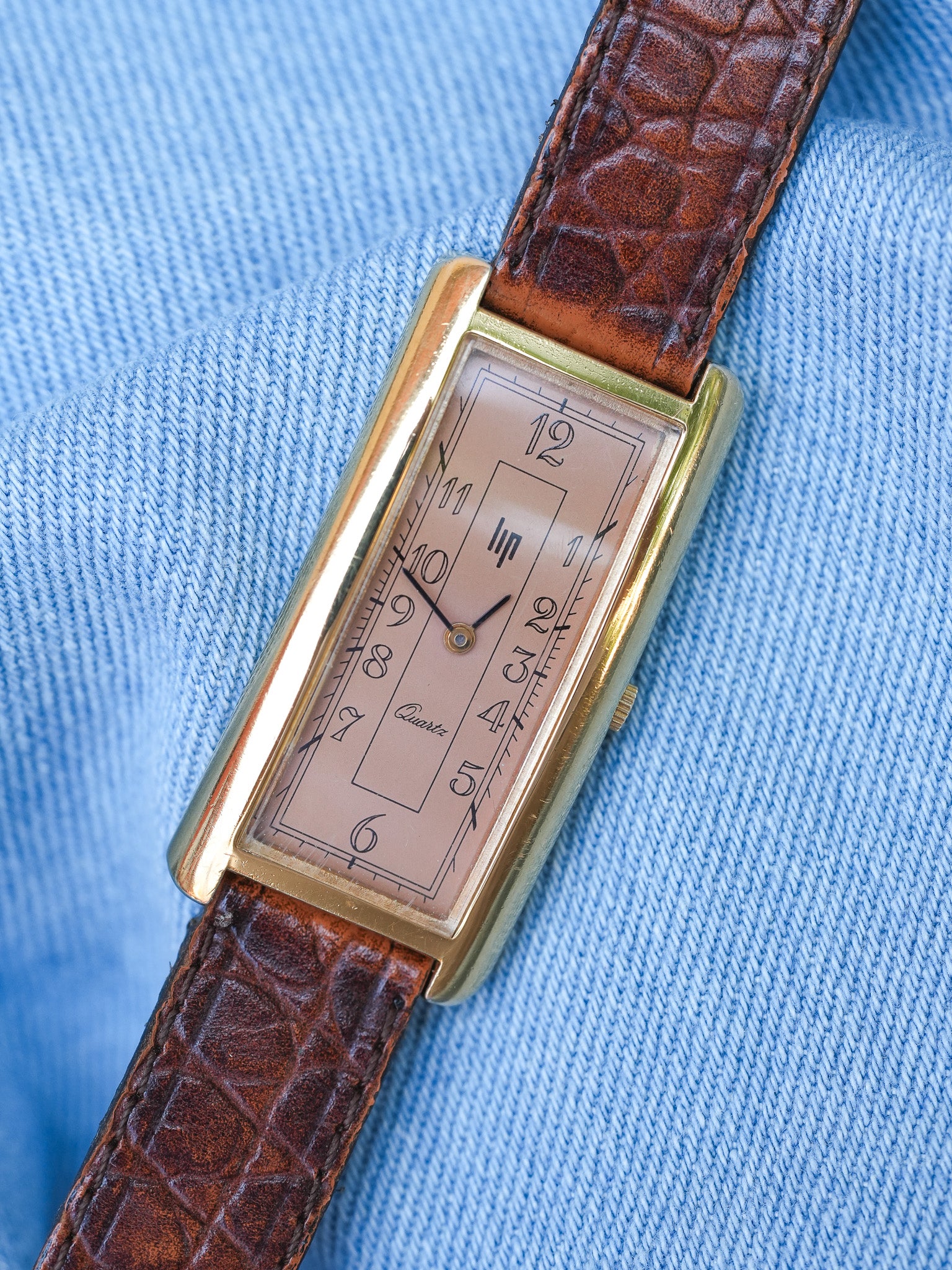 Lip - Tank Allongée Arrondie Saumon Plaqué or - 1990s - Atelier Victor - Vintage Watch Shop