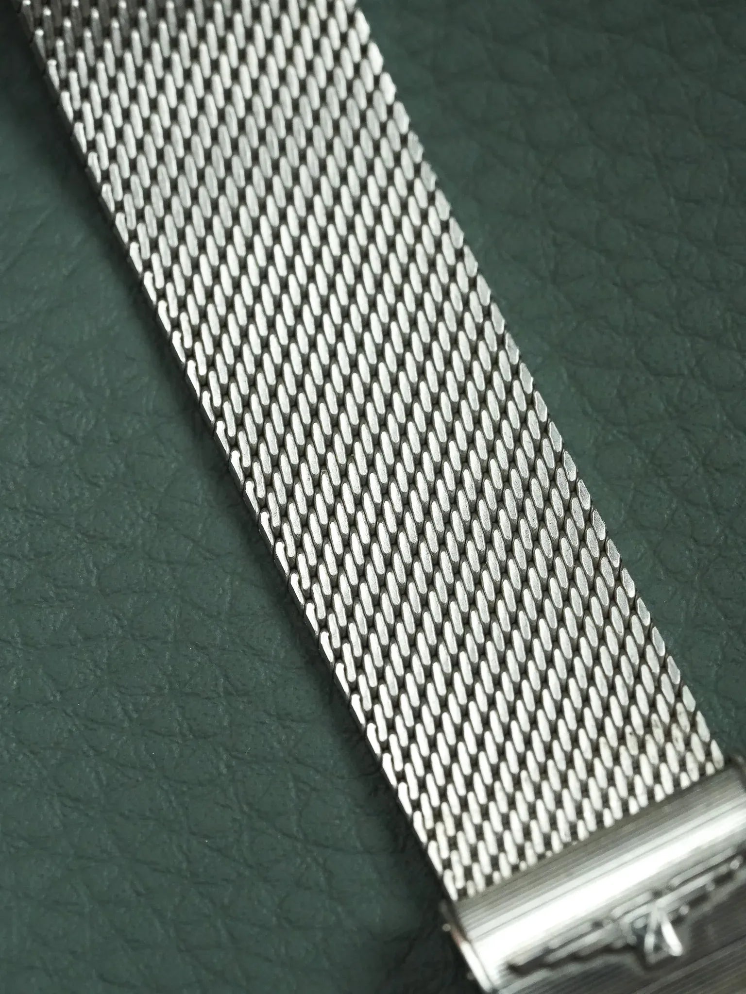 Longines - Acier en maille milanaise tapisserie or - 1980s - Atelier Victor