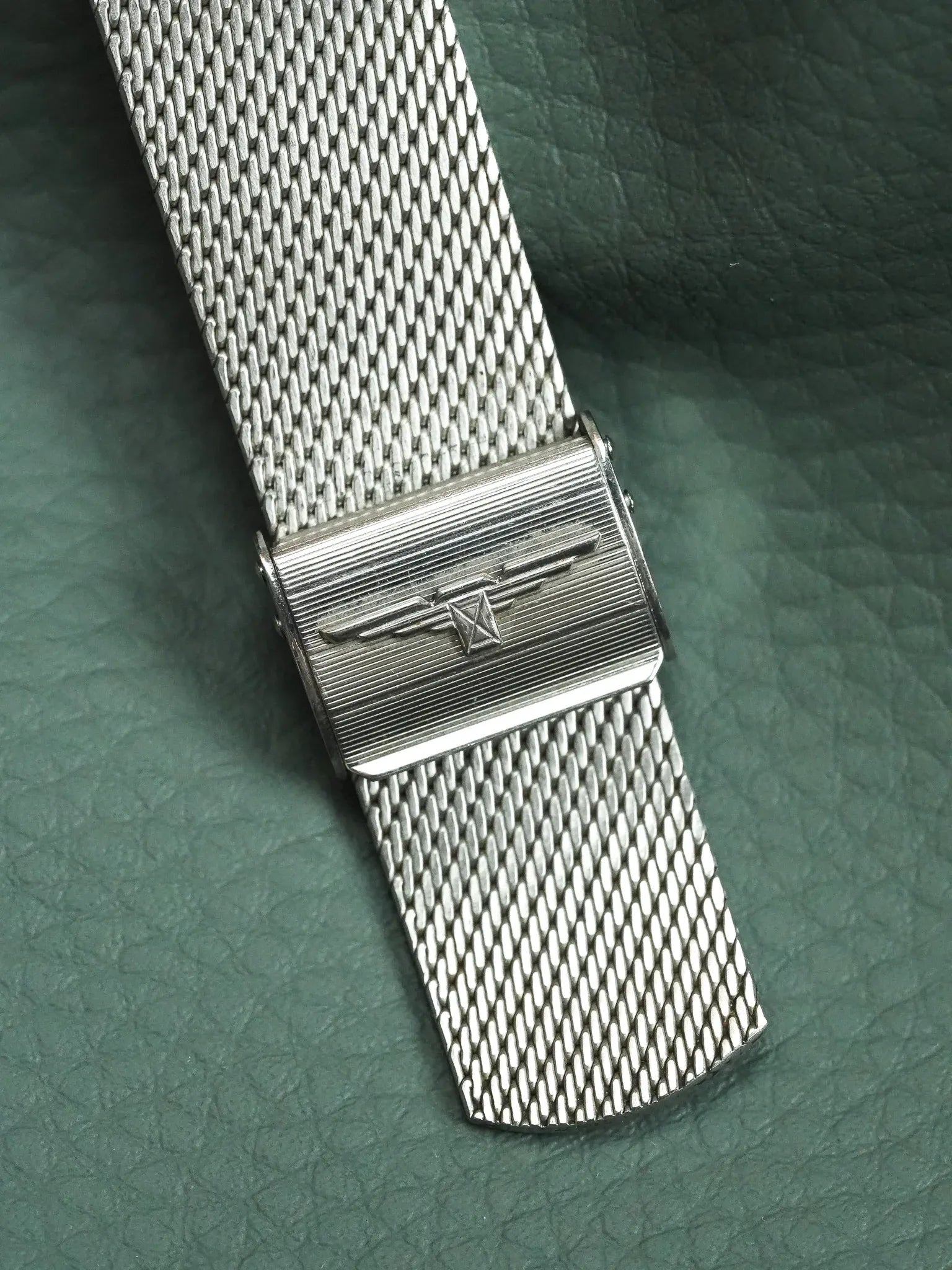 Longines - Acier en maille milanaise tapisserie or - 1980s - Atelier Victor - Vintage  Shop