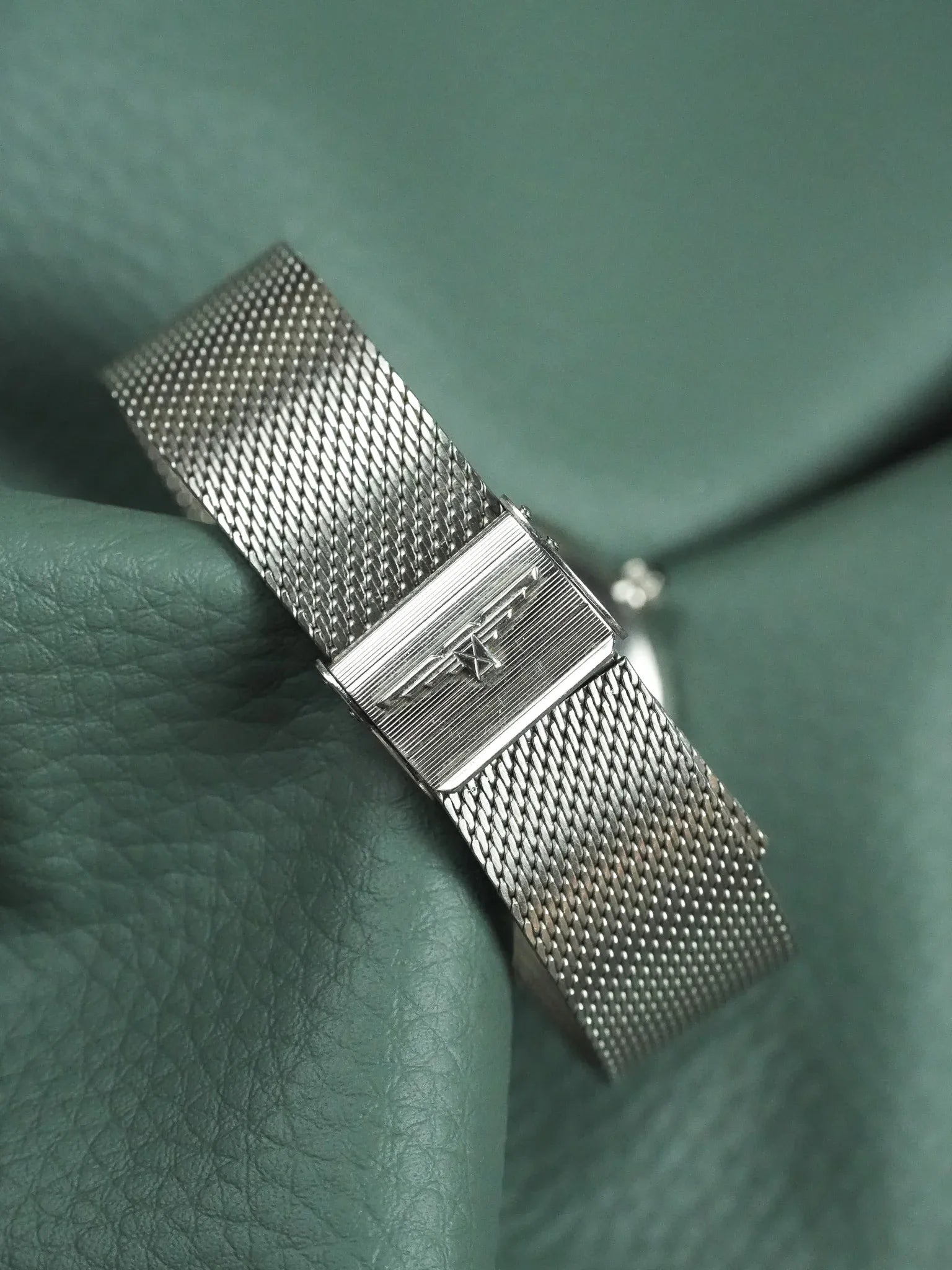 Longines - Acier en maille milanaise tapisserie or - 1980s - Atelier Victor - Vintage  Shop
