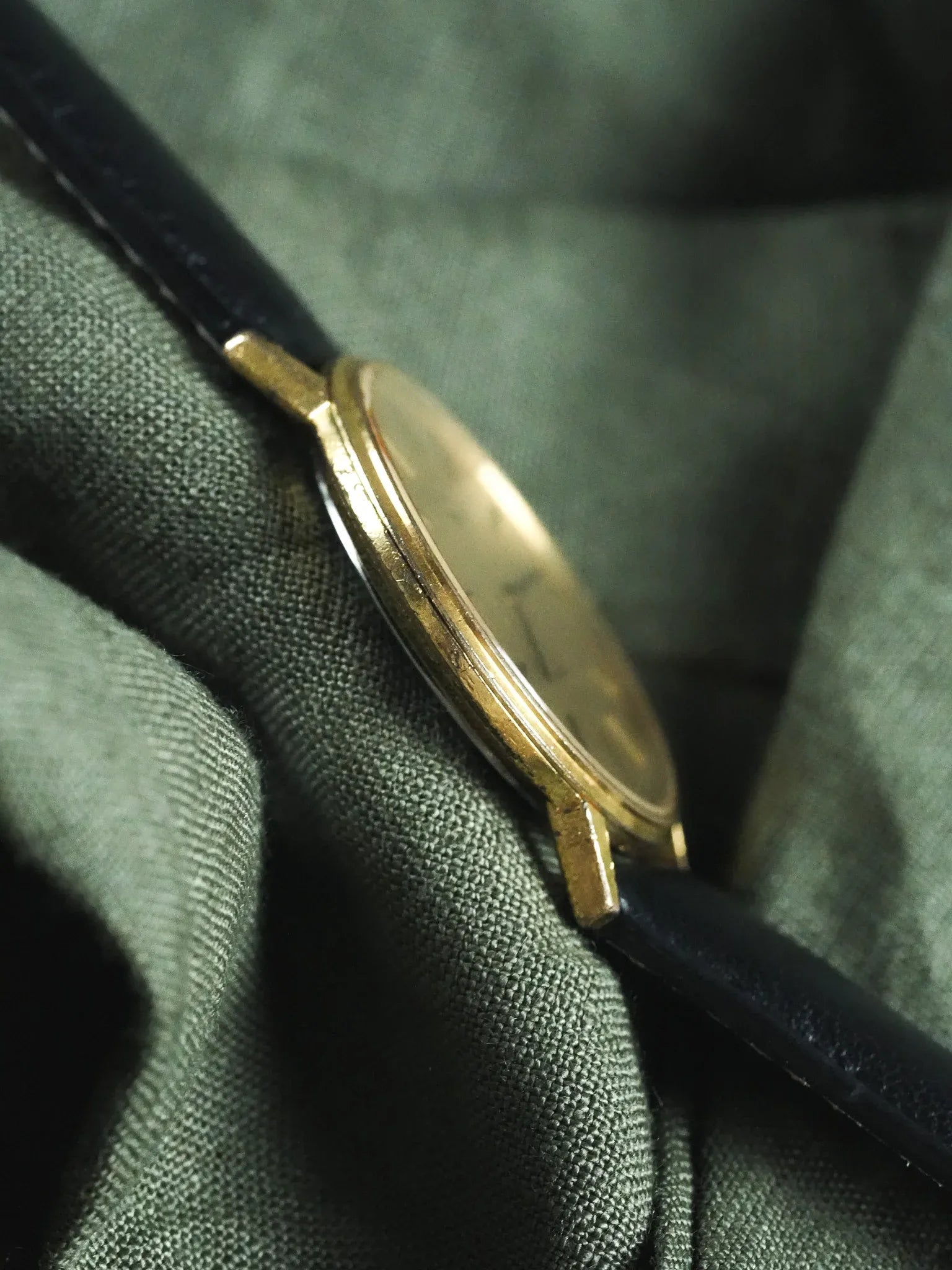 Longines - Montre habillée extra plate plaqué or index onyx - 1980s - Atelier Victor - Vintage  Shop
