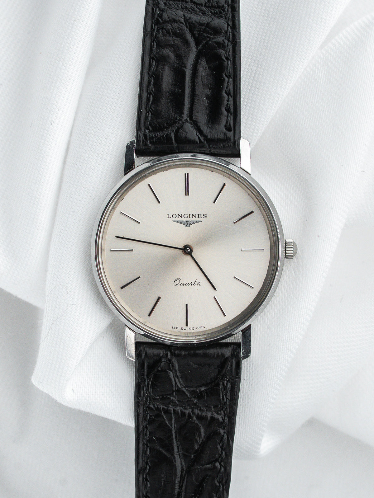 Longines Quartz ساعة فولاذ — ميناء فضي مصقول بأشعة الشمس ومؤشرات مطبقة (1980s) 