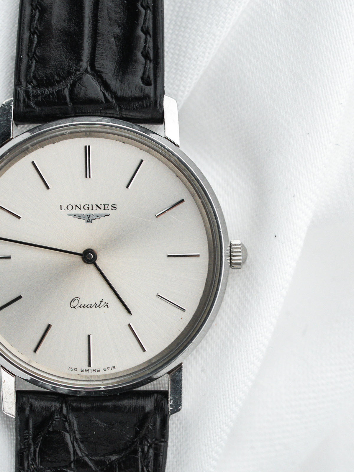 Montre Longines Quartz vintage, cadran argenté, boîtier rond et bracelet en cuir noir