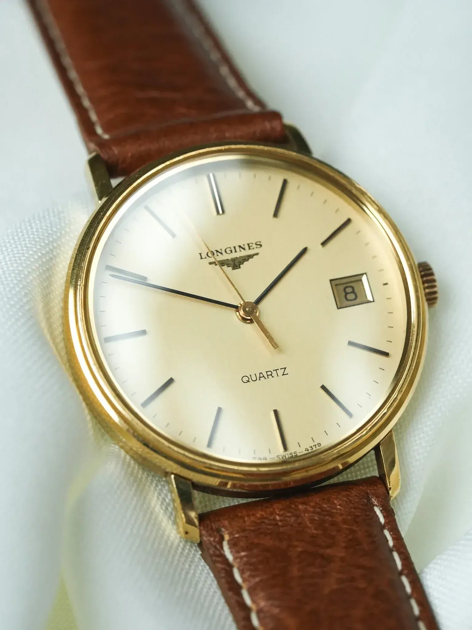 لونجين - Ronde 34mm ذهب تاريخ قرص ذهبي مؤشرات سوداء - 1980s 