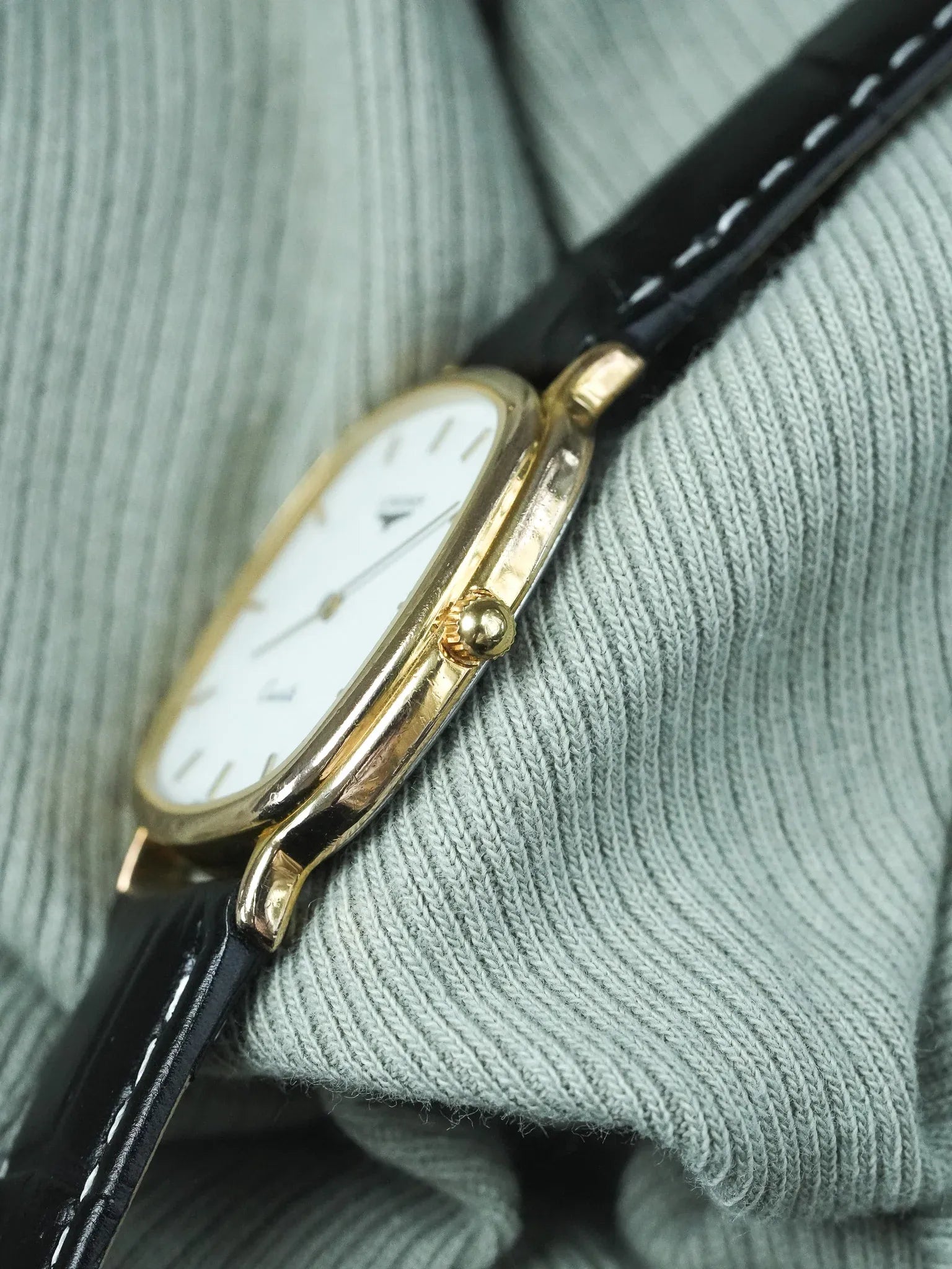 Vintage Longines-Uhr (1980s) - Tonneau Weißes Zifferblatt Tapeziert Gold plattiert 