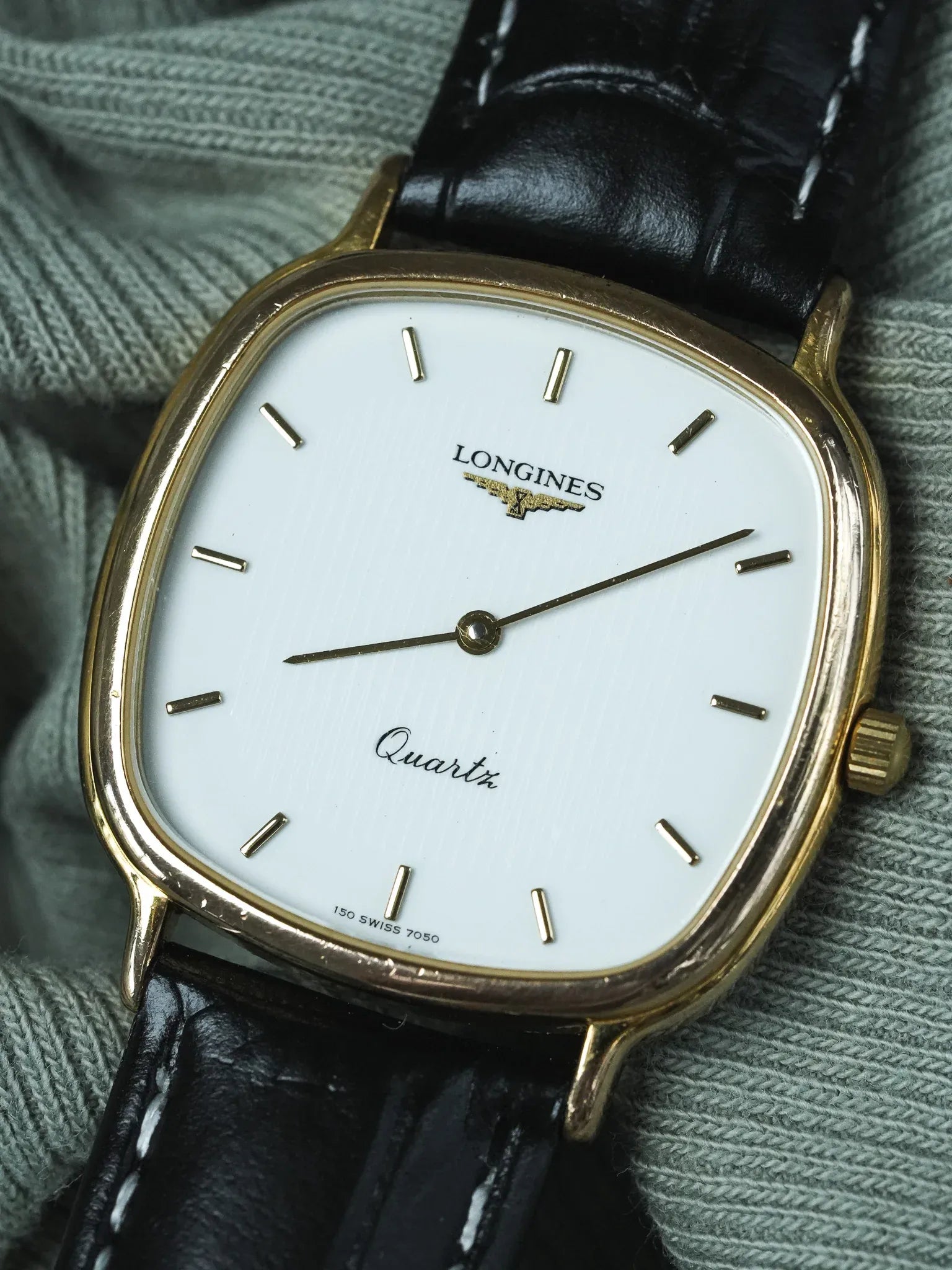Vintage Longines-Uhr (1980s) - Tonneau Weißes Zifferblatt Tapeziert Gold plattiert 