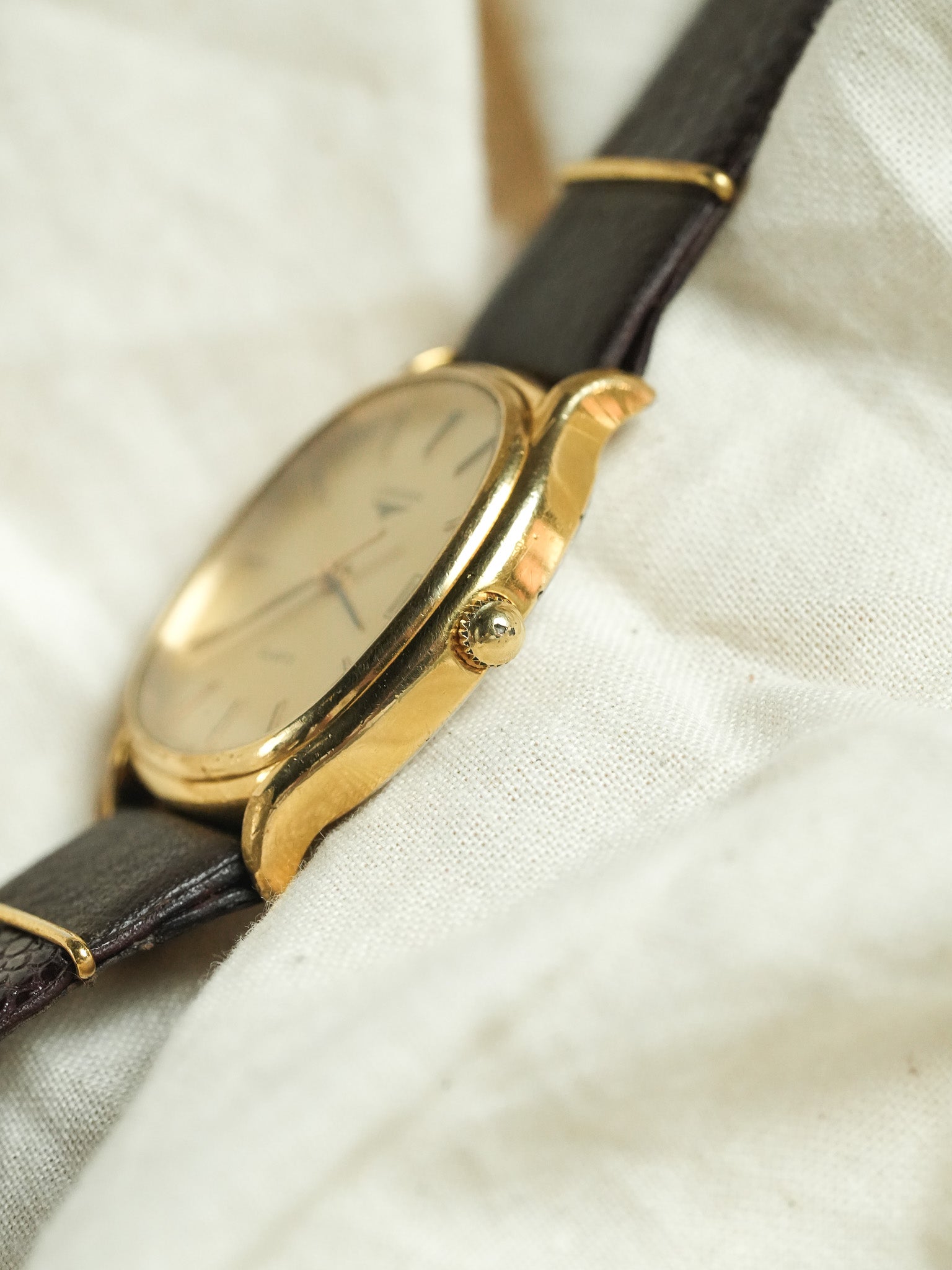 Longines - Tonneau Plaqué Or date Quartz - 1980s - Atelier Victor - Vintage  Shop