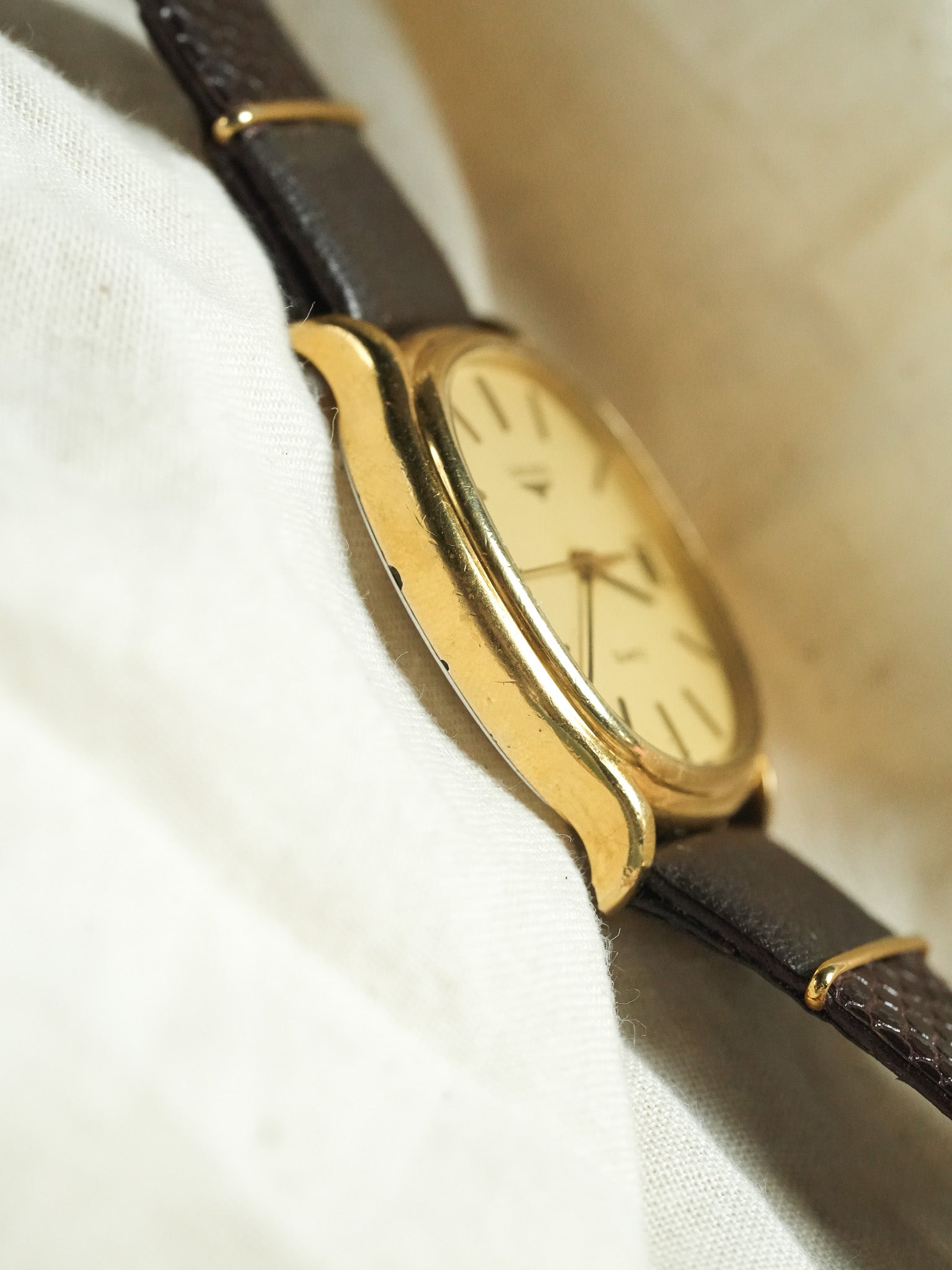 Longines - Tonneau Plaqué Or date Quartz - 1980s - Atelier Victor - Vintage  Shop
