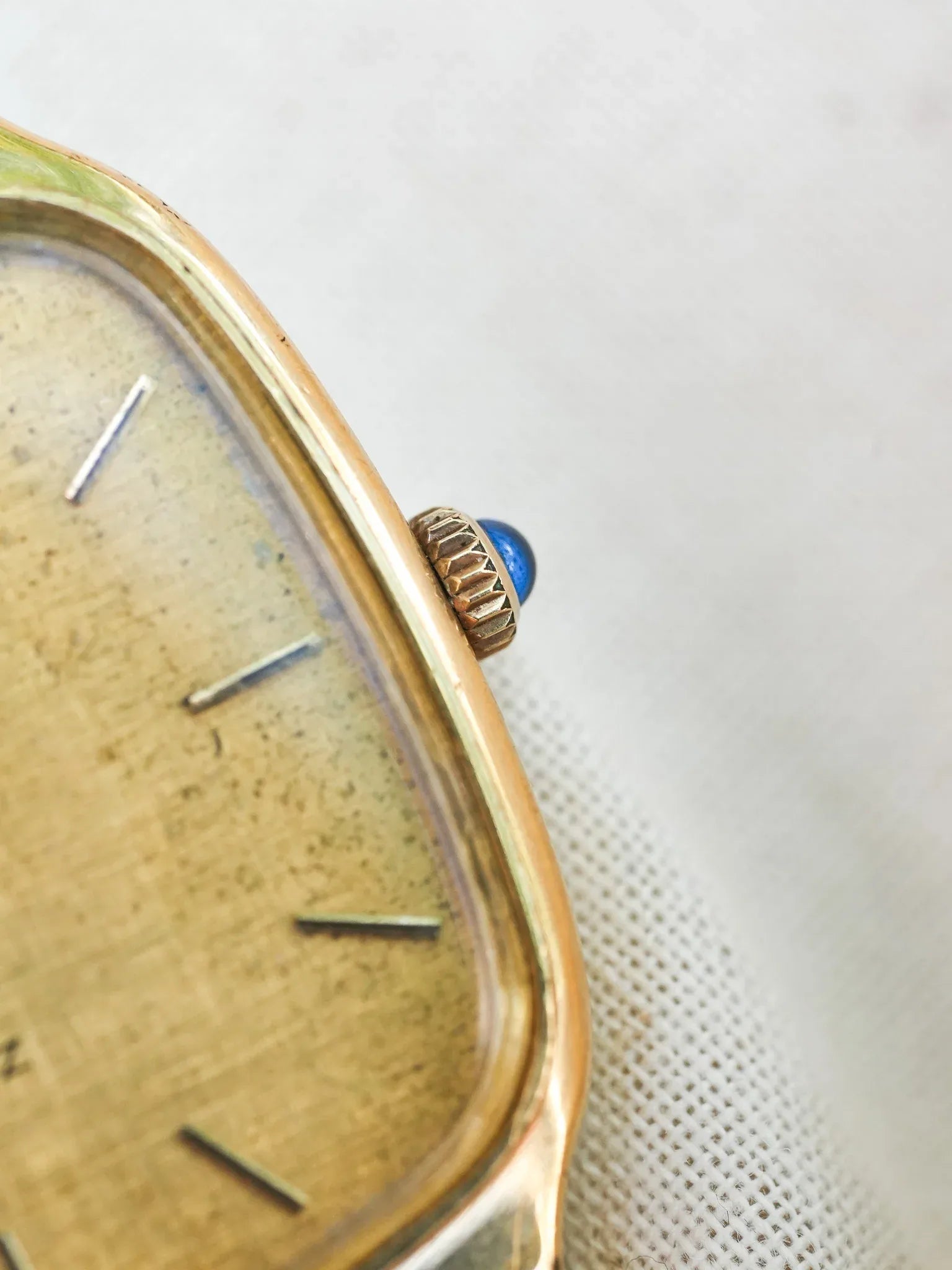 Longines - Tv plaqué or cadran lin cabochon - 1980s - Atelier Victor