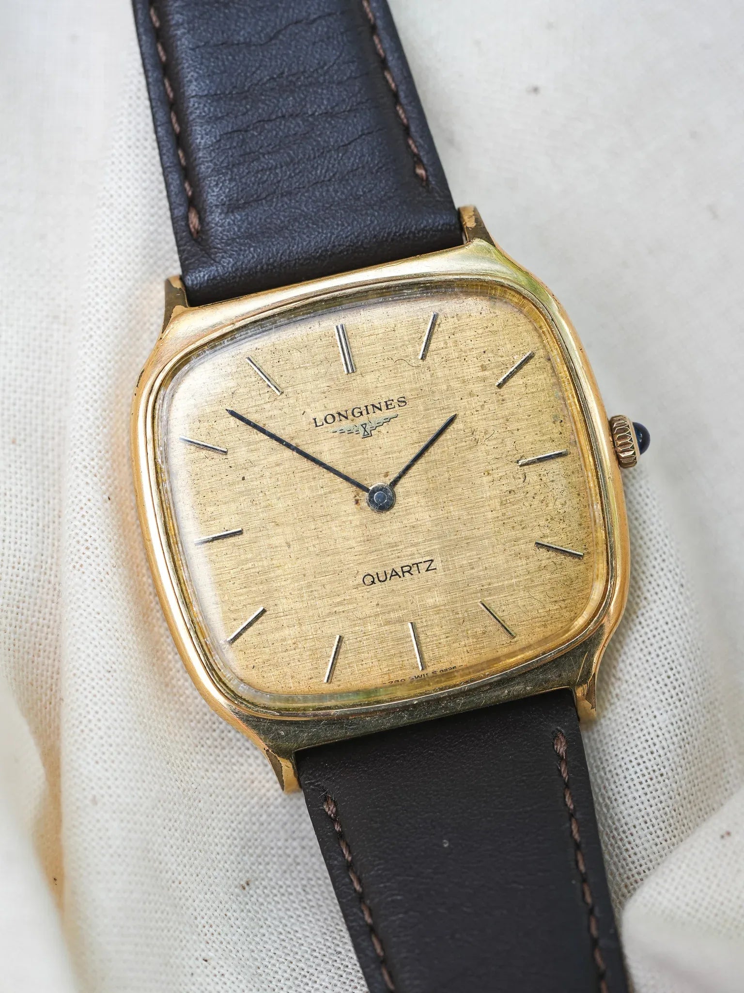 Longines - Tv plaqué or cadran lin cabochon - 1980s - Atelier Victor