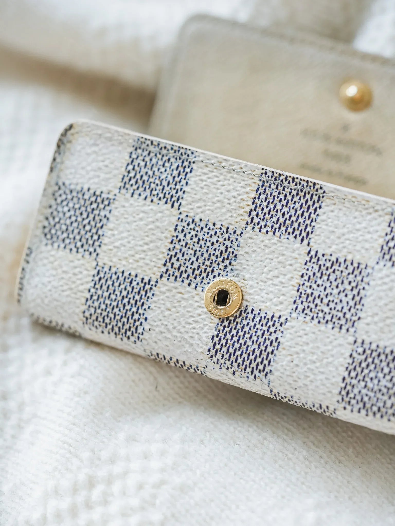 Louis Vuitton - Porte-clés damier blanc - Atelier Victor - Vintage  Shop