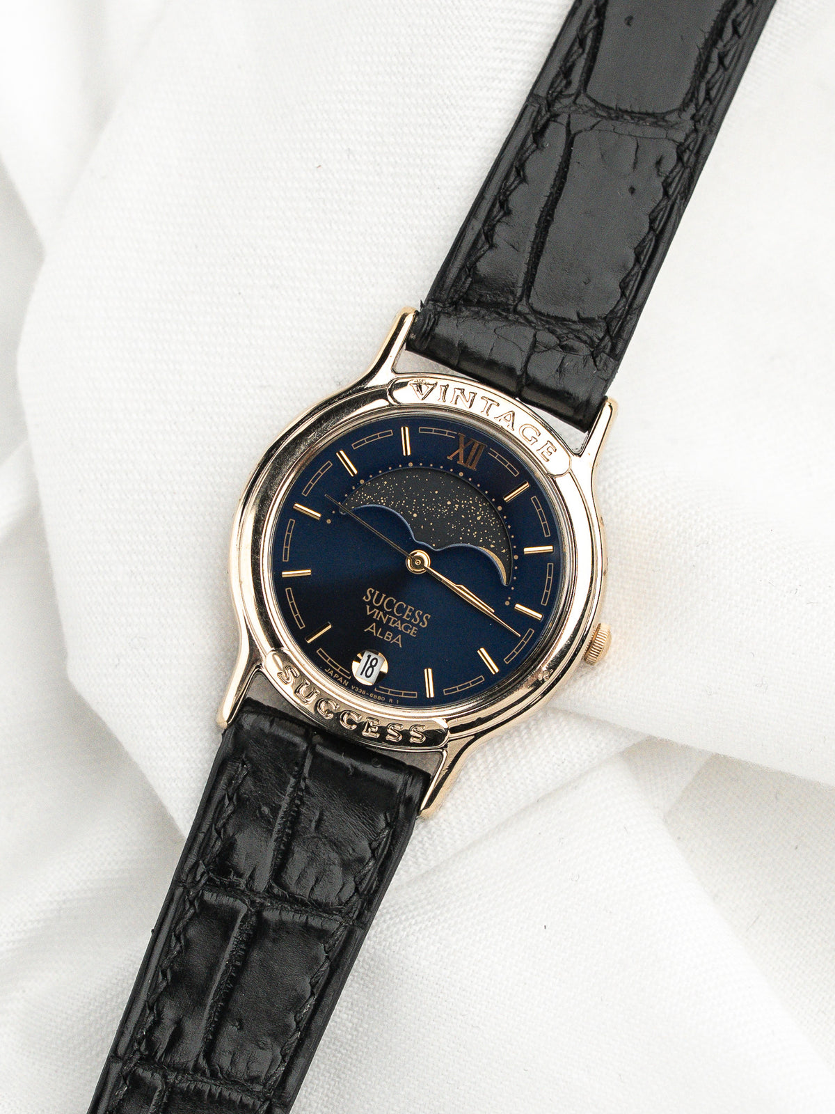 Vista general sobre cuero de cocodrilo negro - Vintage Alba Success Watch V338-6B60 - Atelier Victor