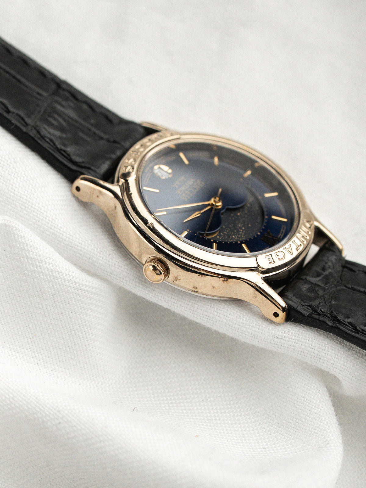 Vista inclinada del lado de la corona - Vintage Alba Success Watch V338-6B60 - Atelier Victor