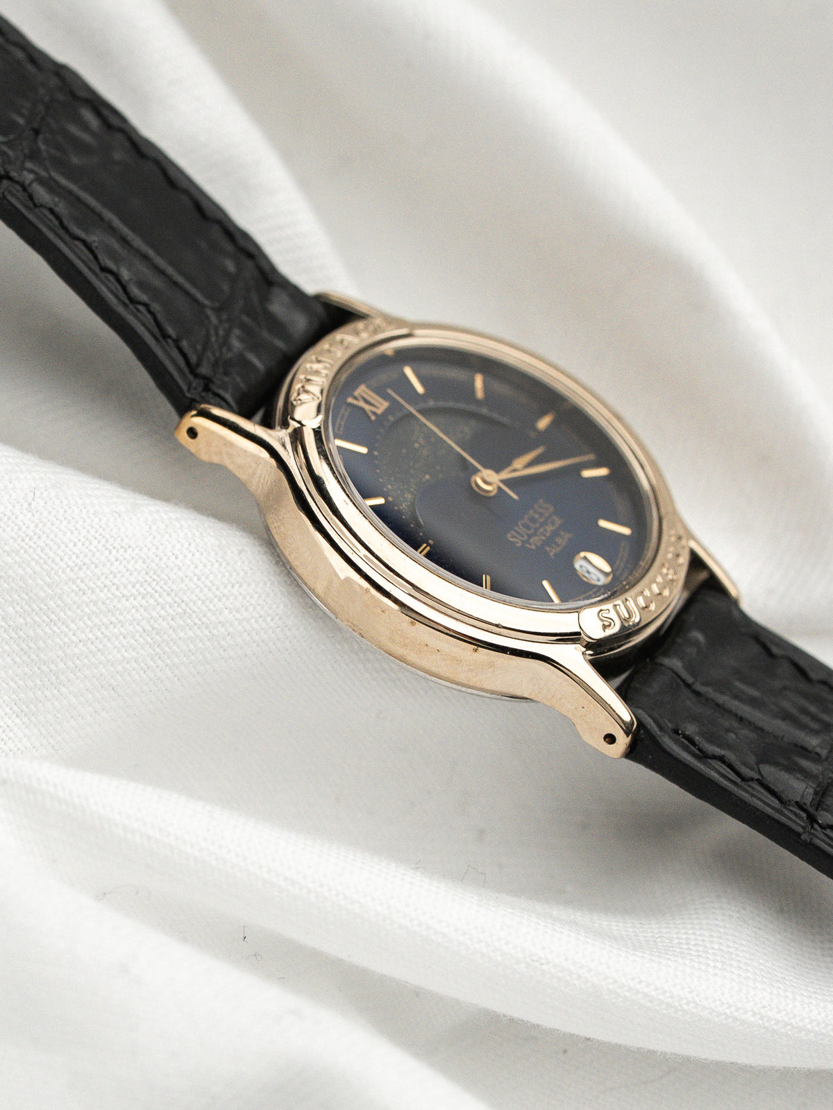 Vista inclinada de la caja chapada en oro - Vintage Alba Success Watch V338-6B60 - Atelier Victor