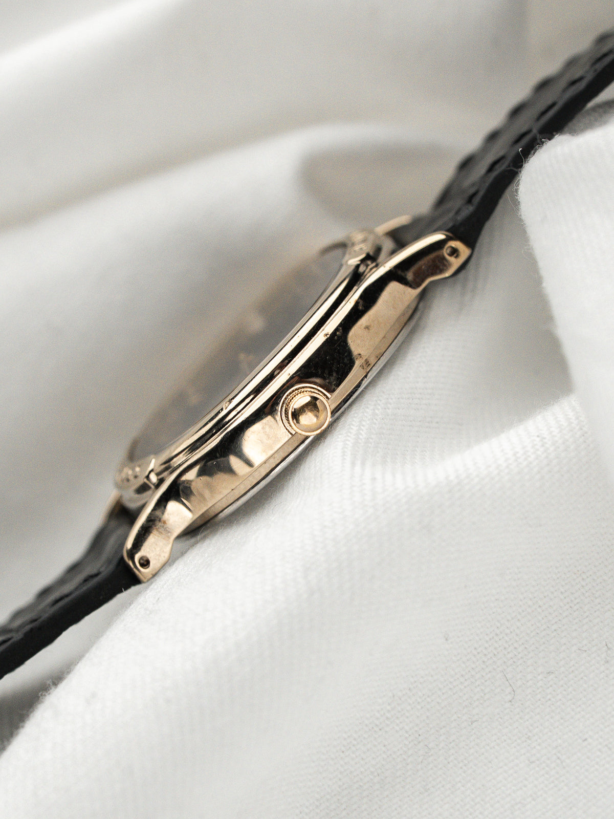 Perfil del lado de la corona dorada - Vintage Alba Success Watch V338-6B60 - Atelier Victor