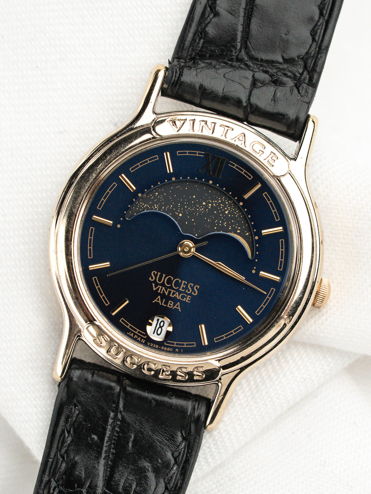 Fase lunar y bisel grabado Vintage Success - Vintage Alba Success Watch V338-6B60 - Atelier Victor
