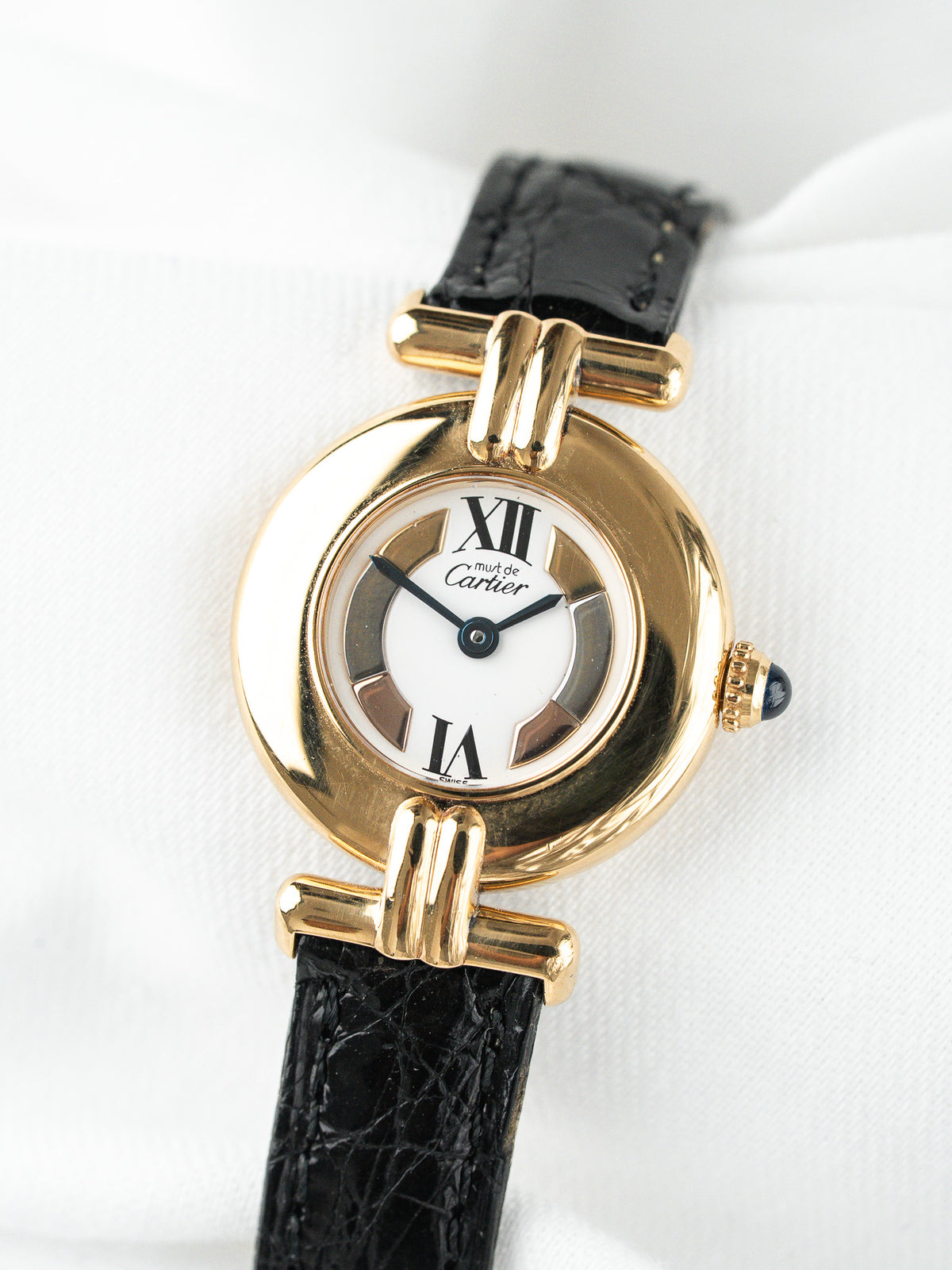 Montre Cartier Must de Cartier vintage, boîtier rond doré, bracelet cuir noir