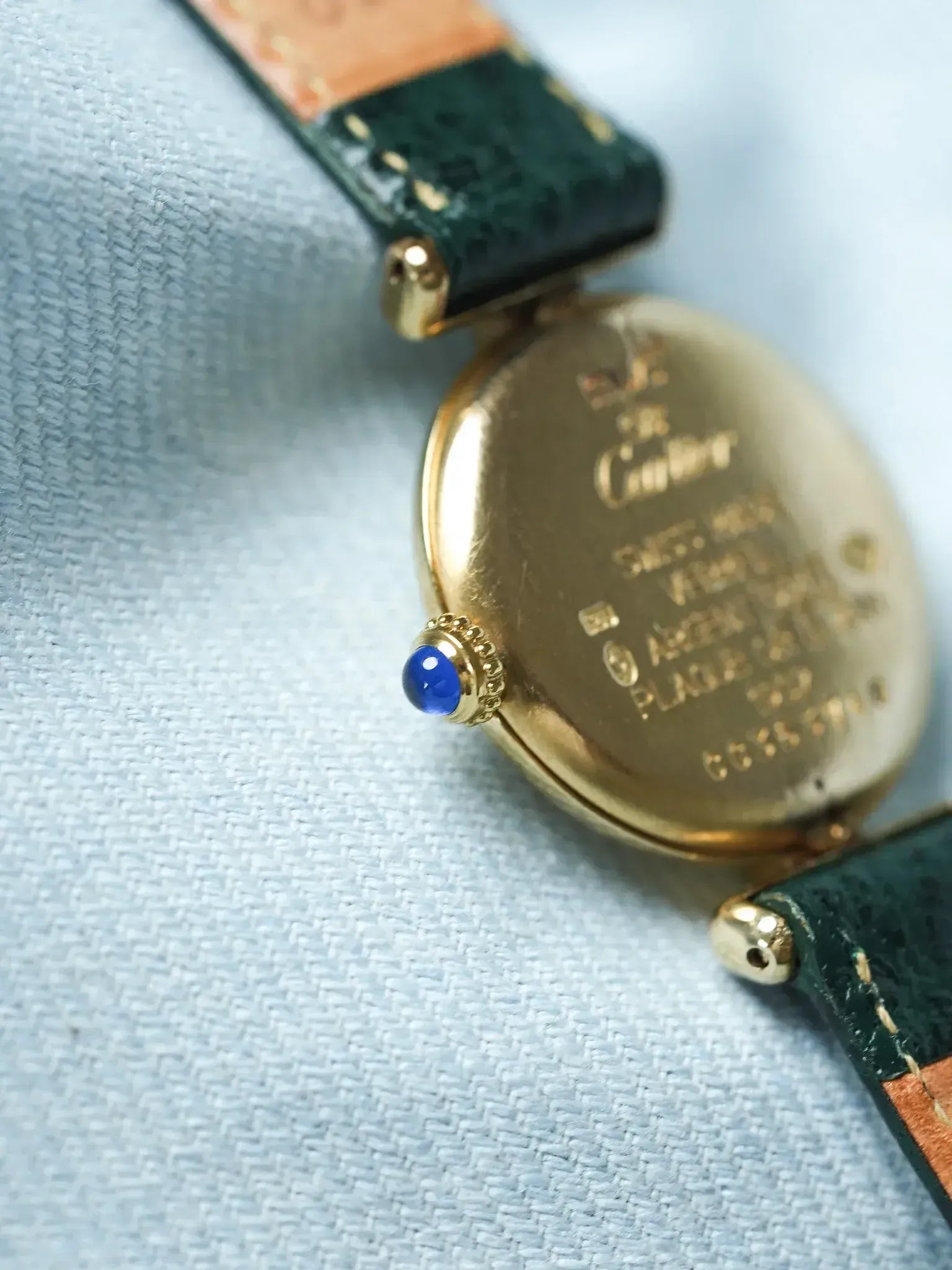 显示 Cartier Must 斗兽场紫红色 (1995) – 全套 & 绿色手链 