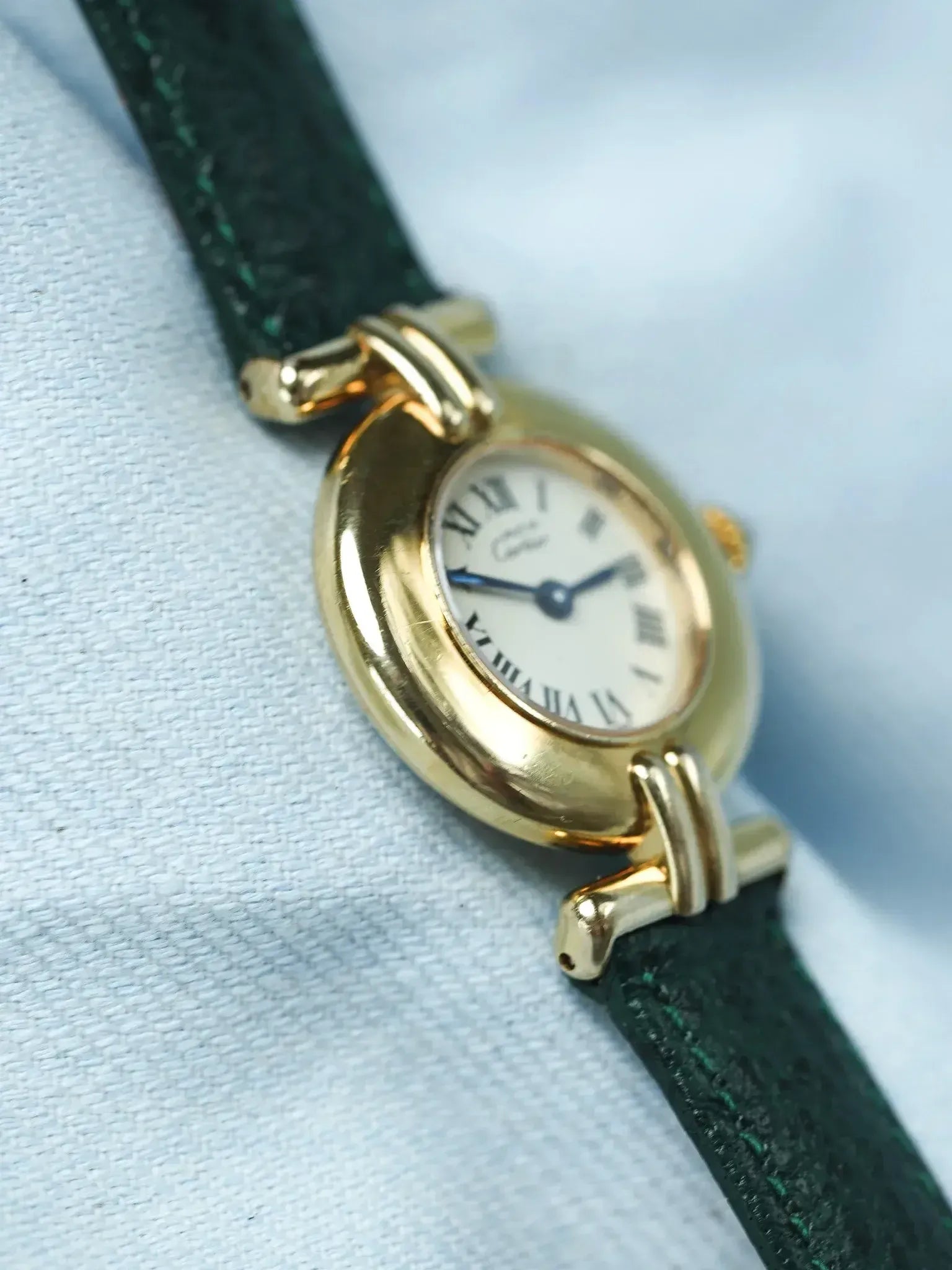 显示 Cartier Must 斗兽场紫红色 (1995) – 全套 & 绿色手链 