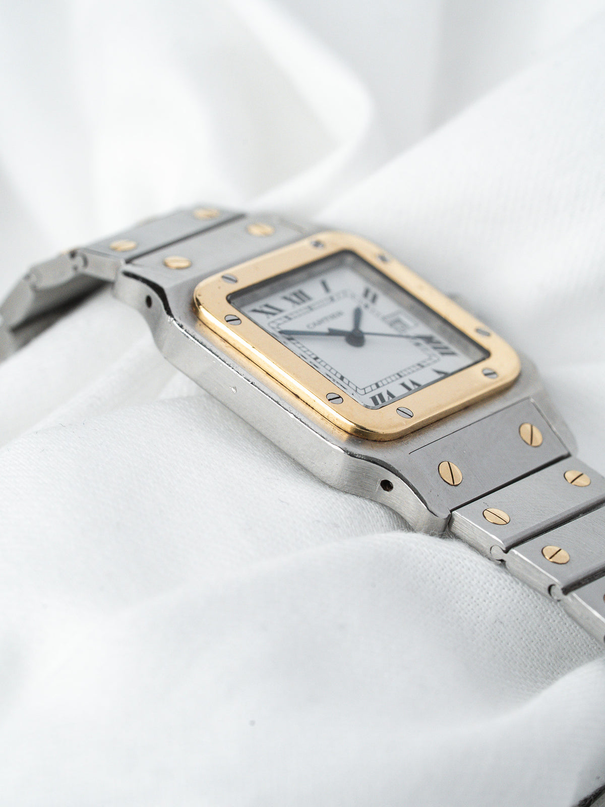 Contraste de l'or jaune et de l'acier sur la carrure - Montre Cartier Santos Carrée 2961 Vintage - Atelier Victor