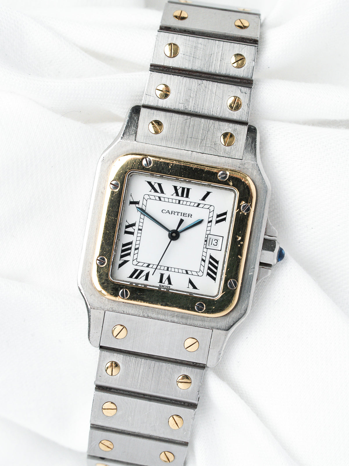 Cadran blanc, chiffres romains noirs et date à trois heures - Montre Cartier Santos Carrée 2961 Vintage - Atelier Victor