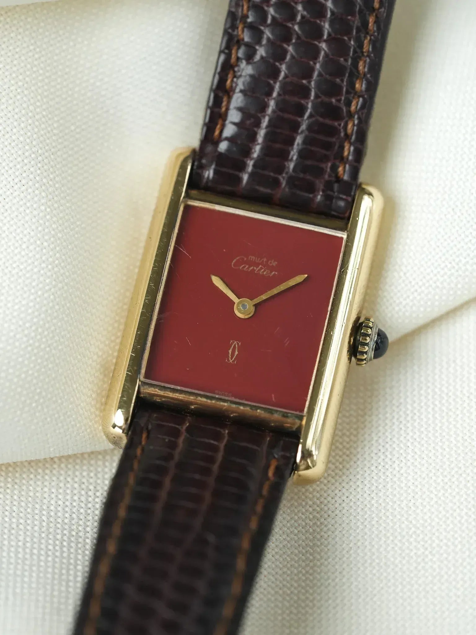 Montre Cartier Tank Must SM Vermeil (Années 1980) – Cadran Rouge & Mécanique - Atelier Victor