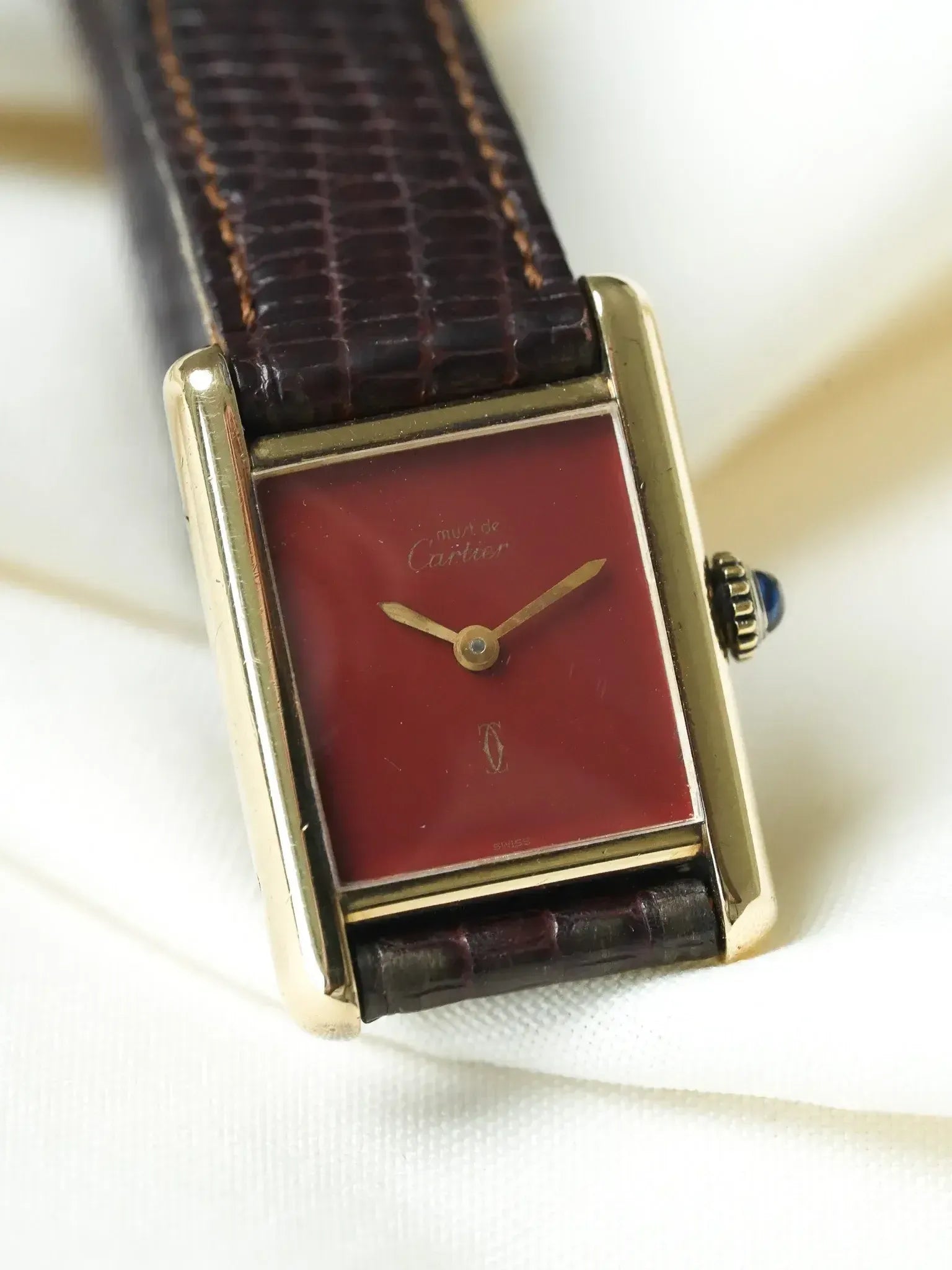 Montre Cartier Tank Must SM Vermeil (Années 1980) – Cadran Rouge & Mécanique - Atelier Victor