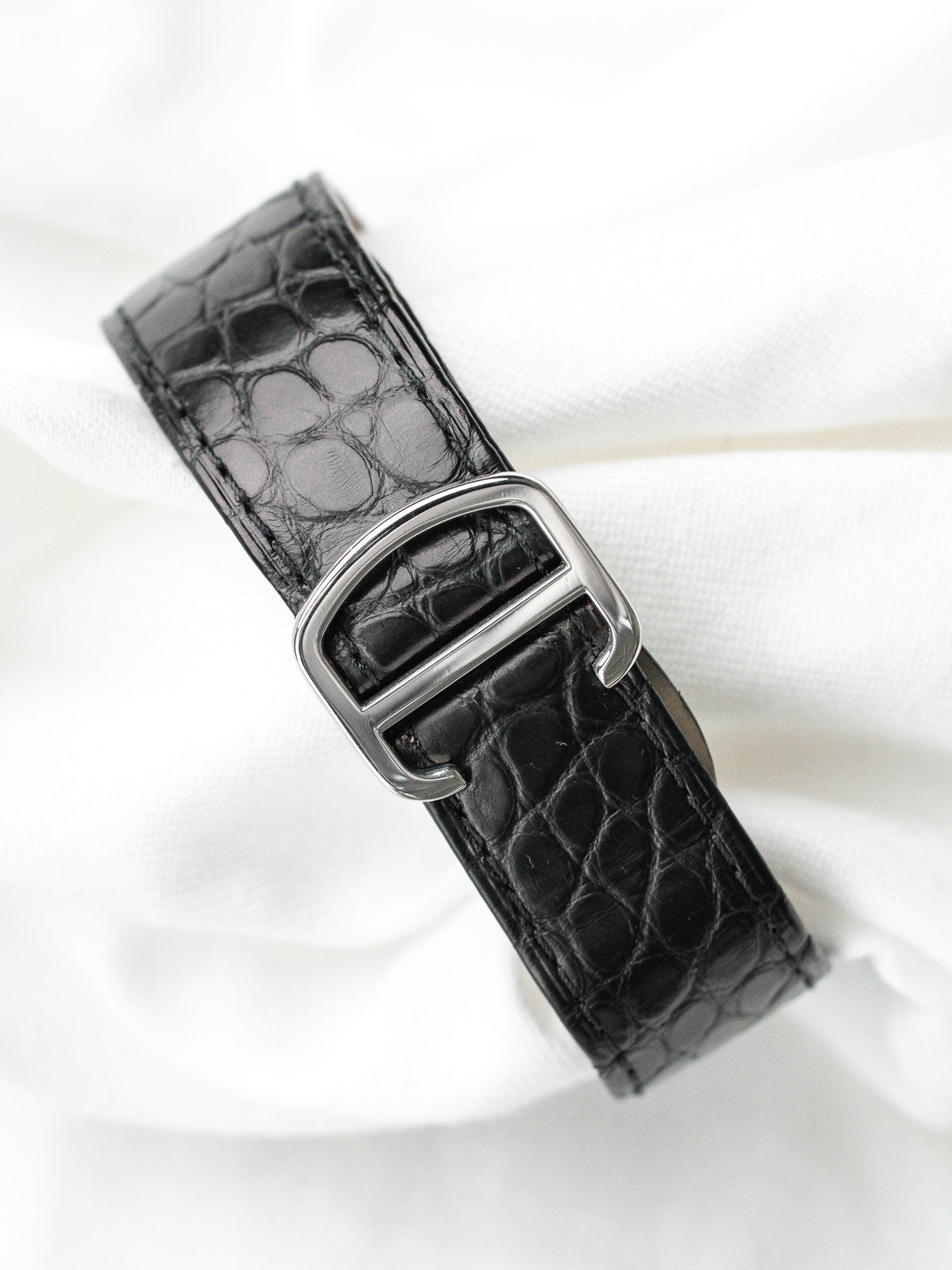 Bracelet de montre en cuir noir embossé façon crocodile avec boucle argentée