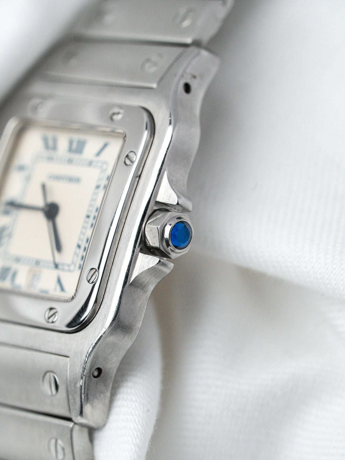 Montre Cartier Santos vintage en acier avec couronne sertie d'un saphir bleu