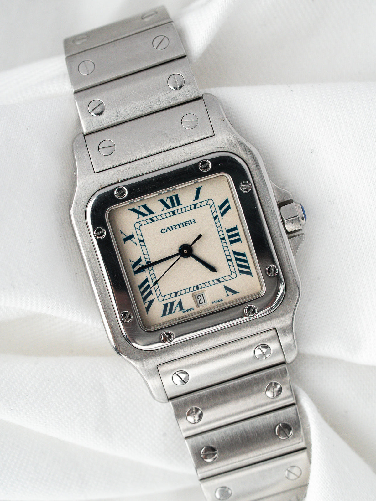 Montre Cartier Santos vintage en acier, boîtier carré, cadran blanc et bracelet métallique