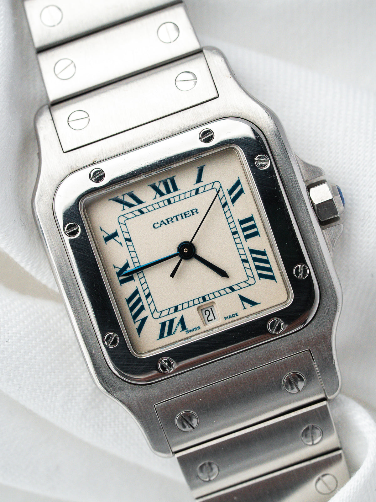 Montre Cartier vintage en acier, boîtier carré, cadran blanc et bracelet métallique