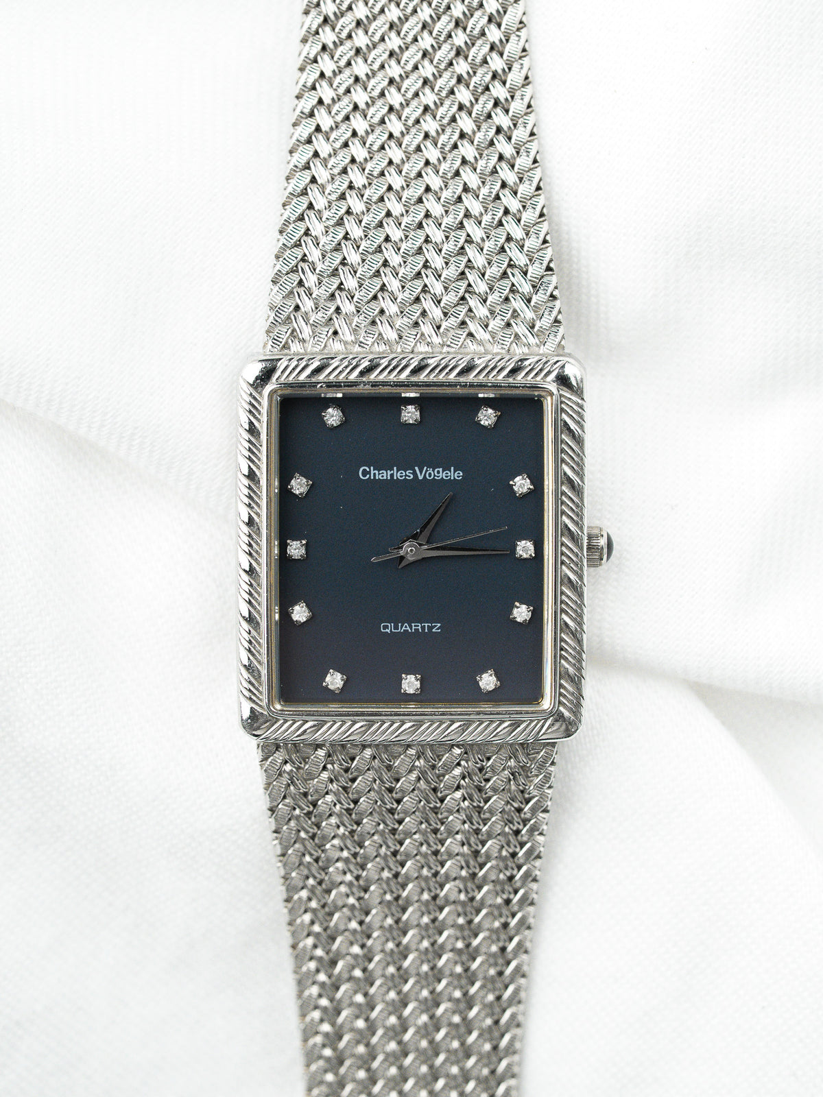 Quadrante blu notte con castoni indossato al polso - Charles Vögele CV-7357 Orologio - Atelier Victor