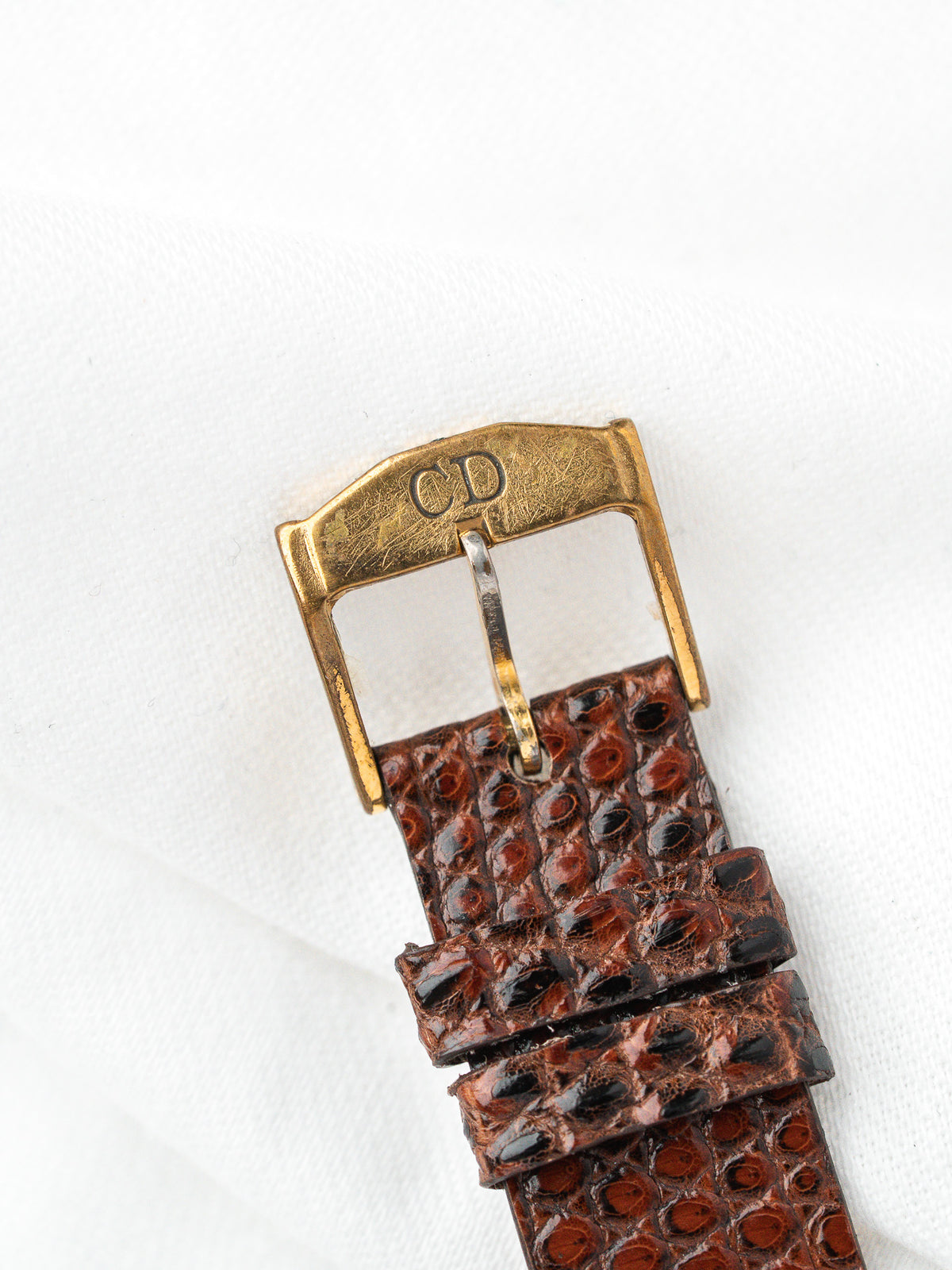 Boucle de montre CD en or avec bracelet en cuir marron grainé