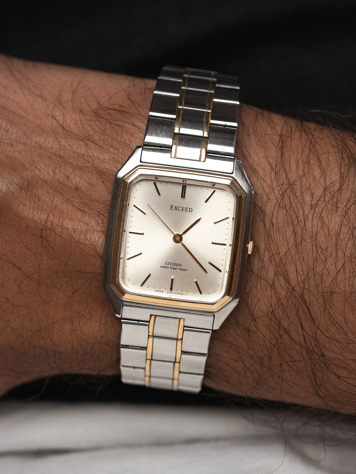 Montre Citizen Exceed vintage avec boîtier rectangulaire et bracelet bicolore acier et or.