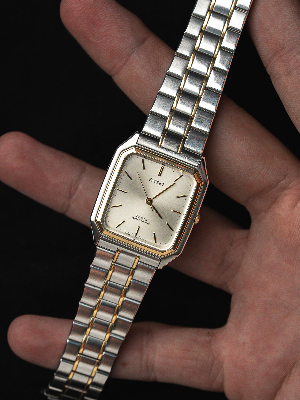 Montre Citizen Exceed vintage avec cadran beige et bracelet bicolore en acier et or.