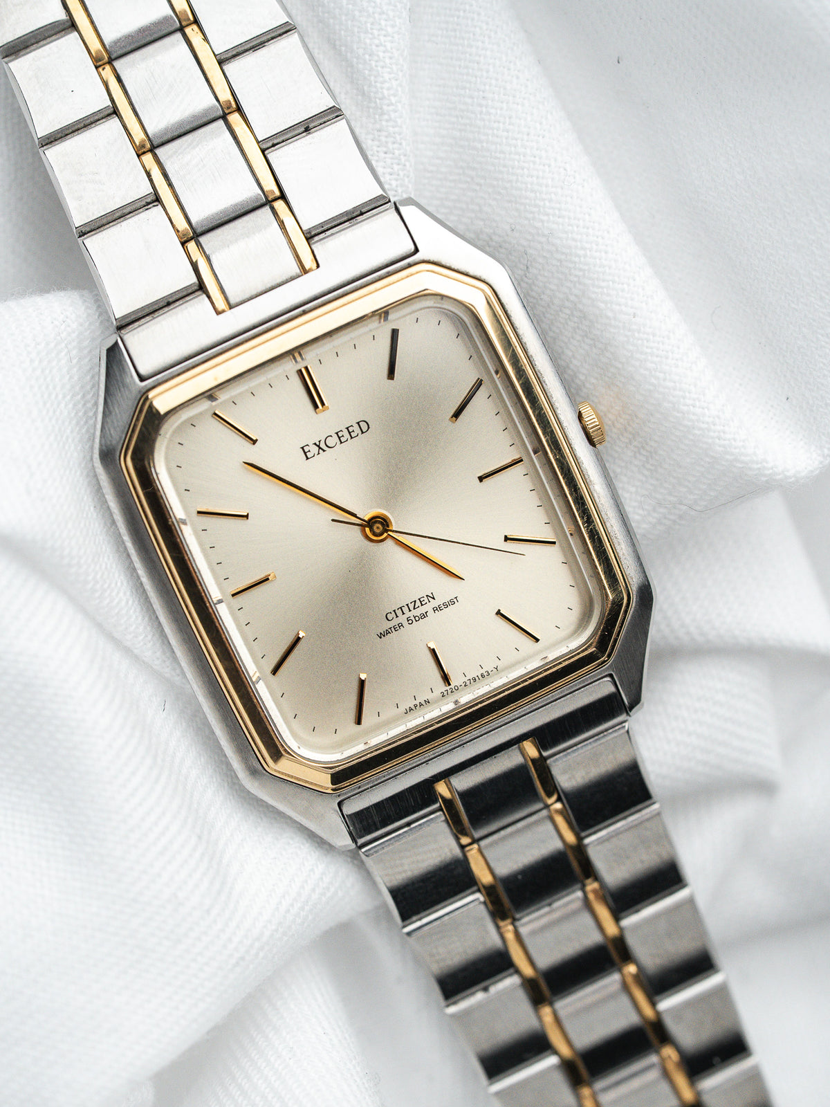 Montre Citizen Exceed vintage au cadran champagne et bracelet bicolore en acier.