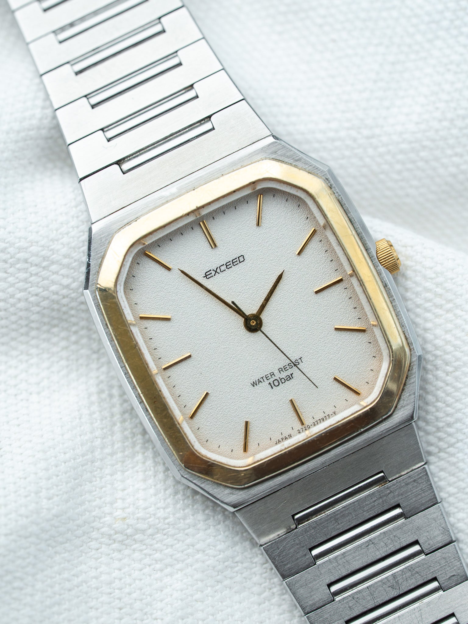Vintage Citizen Exceed Watch — White Sandblasted Bi-Color Steel Gold Dial (1990s) 