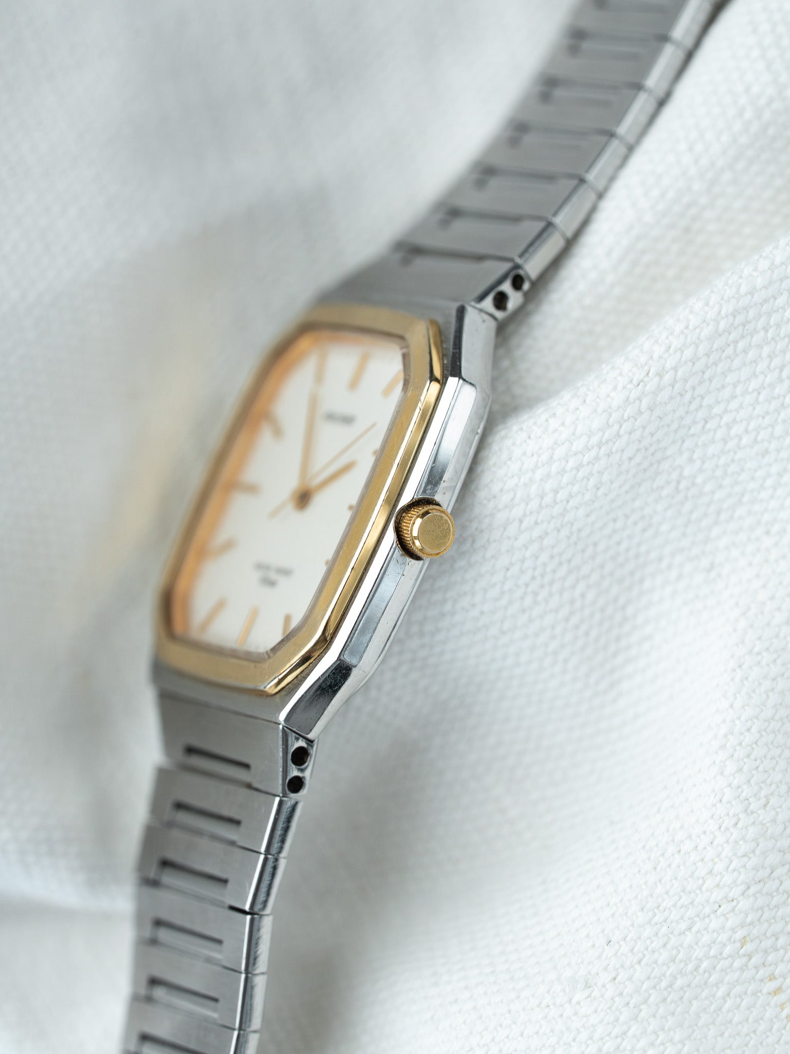 Vintage Citizen Exceed Watch — White Sandblasted Bi-Color Steel Gold Dial (1990s) 