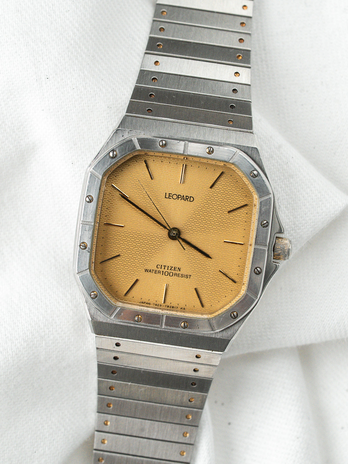 Índices aplicados sobre esfera champán - Reloj Citizen Leopard 7933 - Atelier Victor