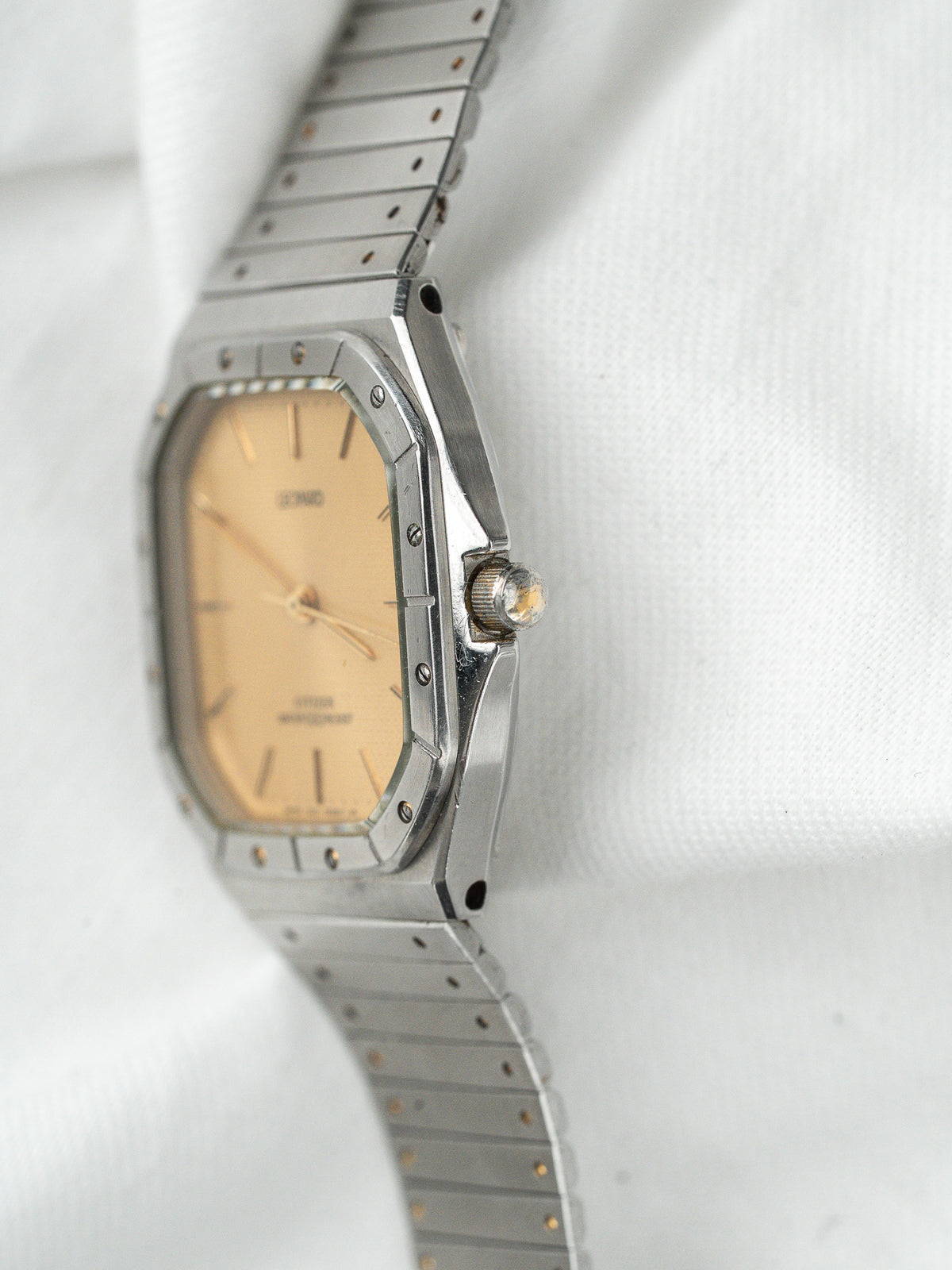 Vista general sobre tela blanca - Reloj Citizen Leopard 7933 - Atelier Victor
