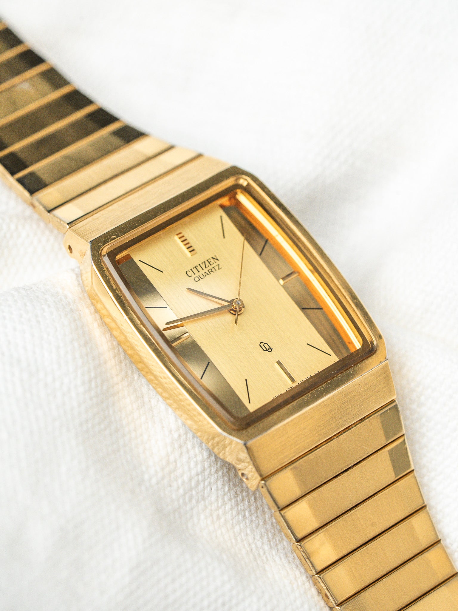 Часы Citizen Quartz, позолоченные — двуцветный золотистый циферблат (1986) 