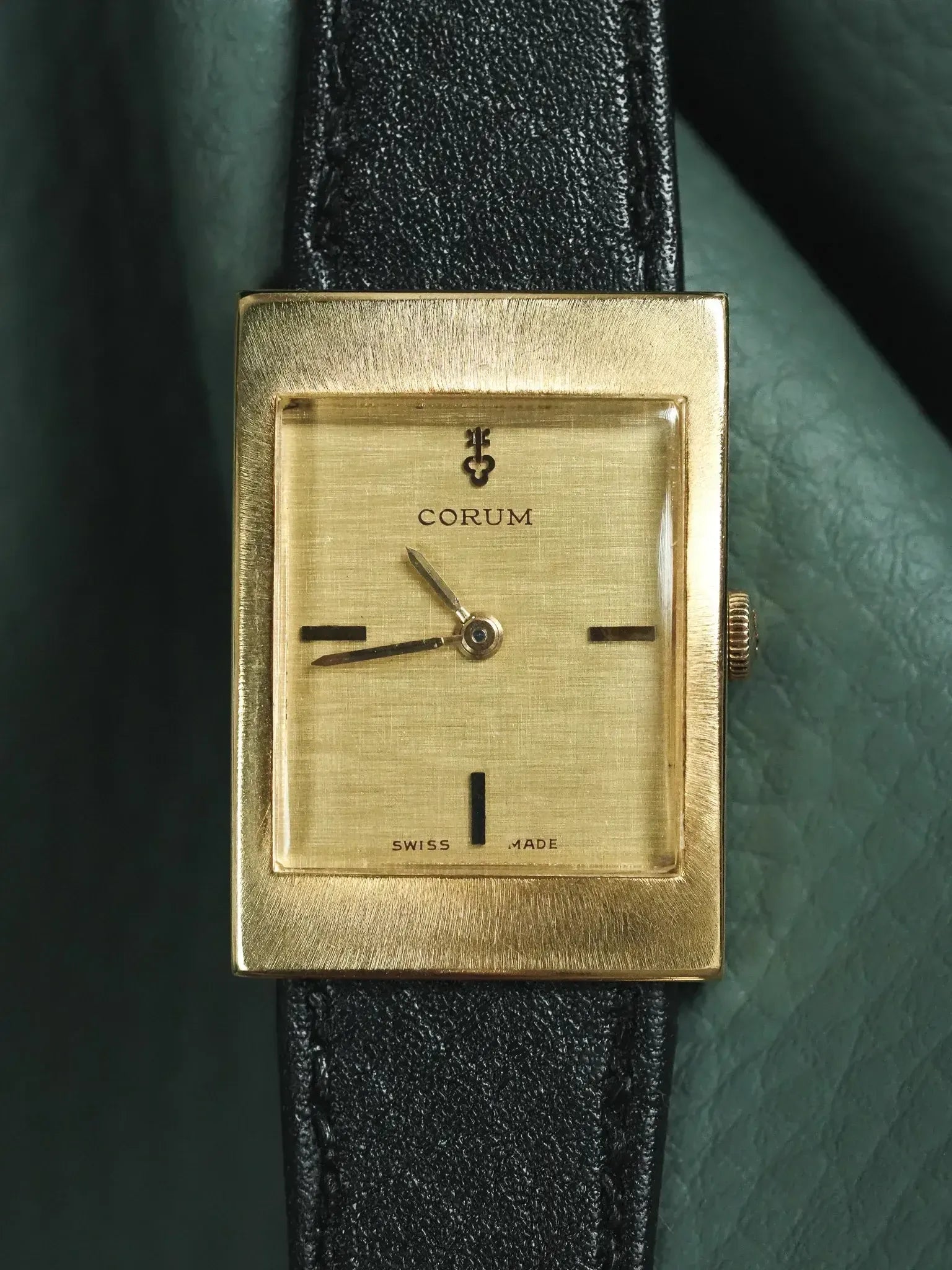 Montre Corum Tank Or Jaune 18K Cadran Lin - Manuel Calibre 2512 (Années 1970) - Atelier Victor