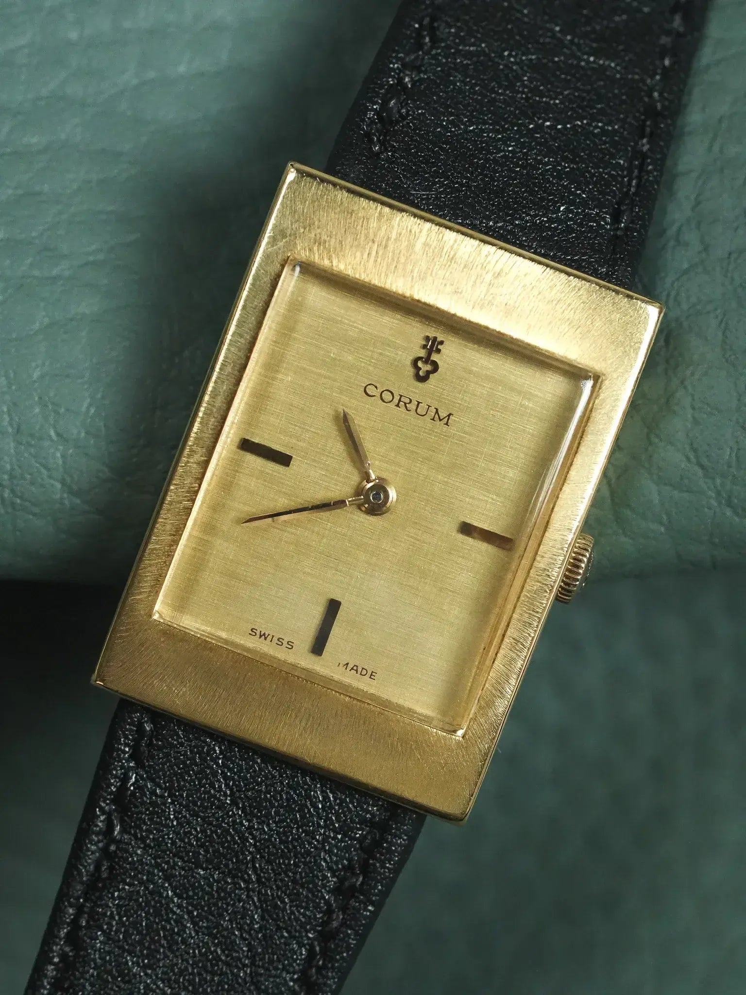 Corum - Tank Or Jaune 18k Cadran lin - 1970s - Atelier Victor